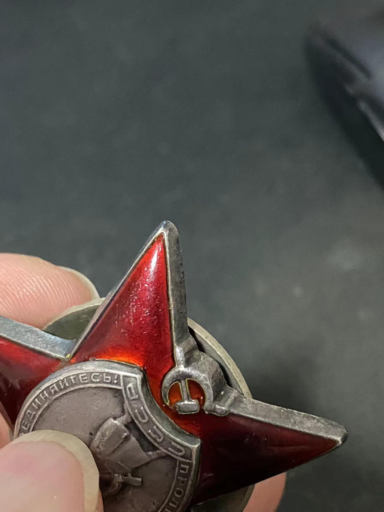 苏联勋章奖章5月8日晚上九点结束在麦稀奇 找不到的加我qq或者微信都是184277308备注苏章拍卖。最好加微信群每次都会通知还有提前可以一口价的 最近会持续拍卖一些东西。 苏联二战红星勋章 2110257 击落3飞机 MZPP珠宝局版 右下角顶部小瑕疵 几乎不可见 划痕比较多 Буданов Сергей Сергеевич 287近卫利沃夫高炮团1连炮手在尼杰尔地域内和劳班市的战斗中，布达诺夫所工作的分队击落了3架敌机，烧毁了2辆运载弹药的敌军汽车。