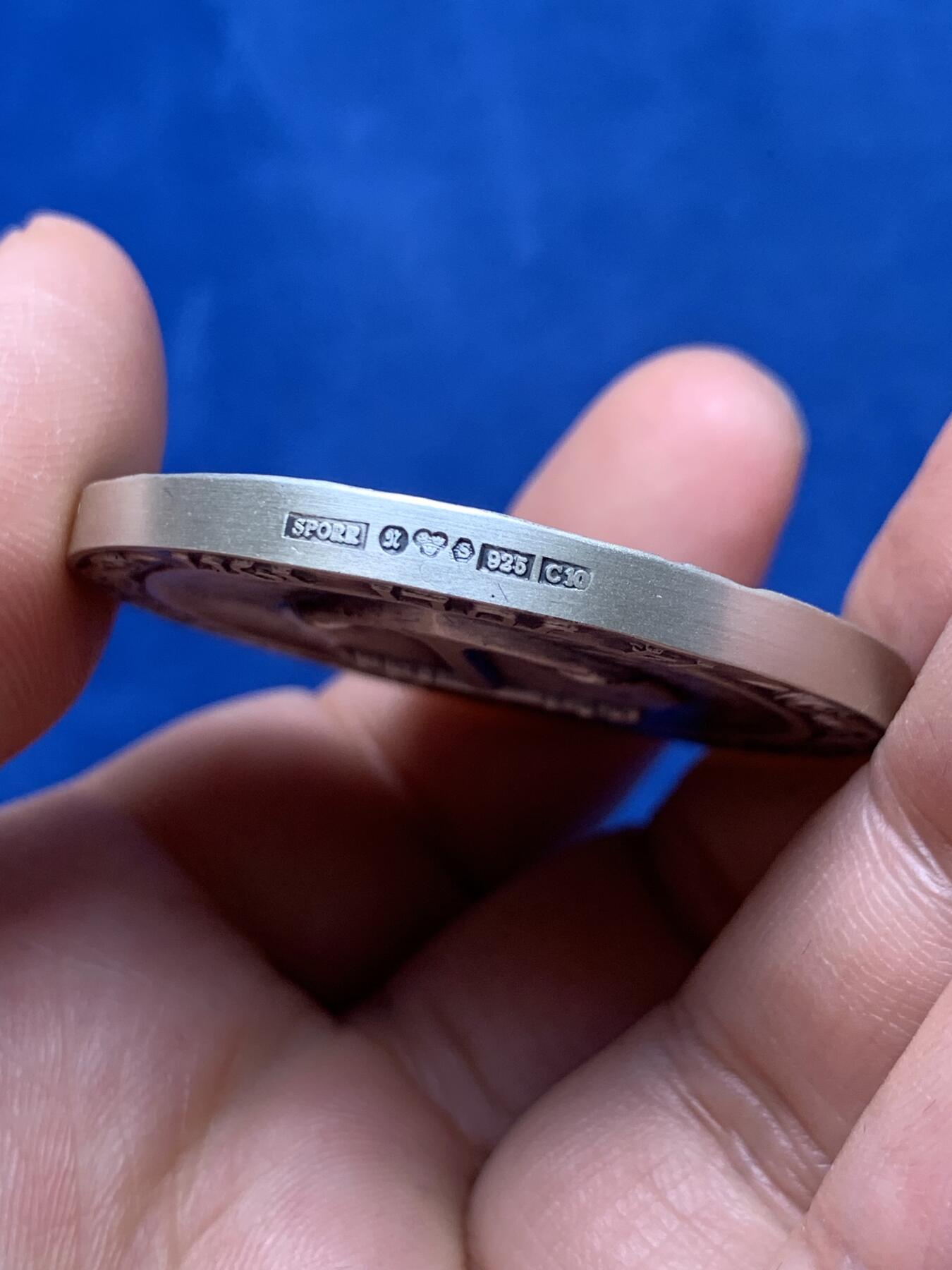 《竞宝斋》第378场 周日，周一 2场连拍 （全场包邮） 瑞典维多利亚公主出生纪念银章 限量发行6000枚 带盒 带证书 60.75克 44.6mm 细节见图