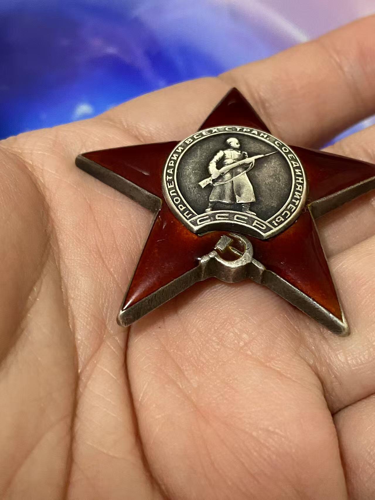 苏联勋章奖章5月8日晚上九点结束在麦稀奇 找不到的加我qq或者微信都是184277308备注苏章拍卖。最好加微信群每次都会通知还有提前可以一口价的 最近会持续拍卖一些东西。 苏联二级为国红星套章 43年两次肉搏 Миронов Михаил Васильевич 上尉 1196步兵团1营高级副官 二级为国 97994 早期万号 原配银盖子 好品无磕碰 轻微小划痕佩戴痕迹 43年8月第一个突入战壕 肉搏战中亲手2君官1士兵。同月底带队进攻第二战壕积弊30人 亲手积弊没有描述。红星 199328 早期台阶版 原配银盖子 好品无磕碰 轻微划痕佩戴痕迹