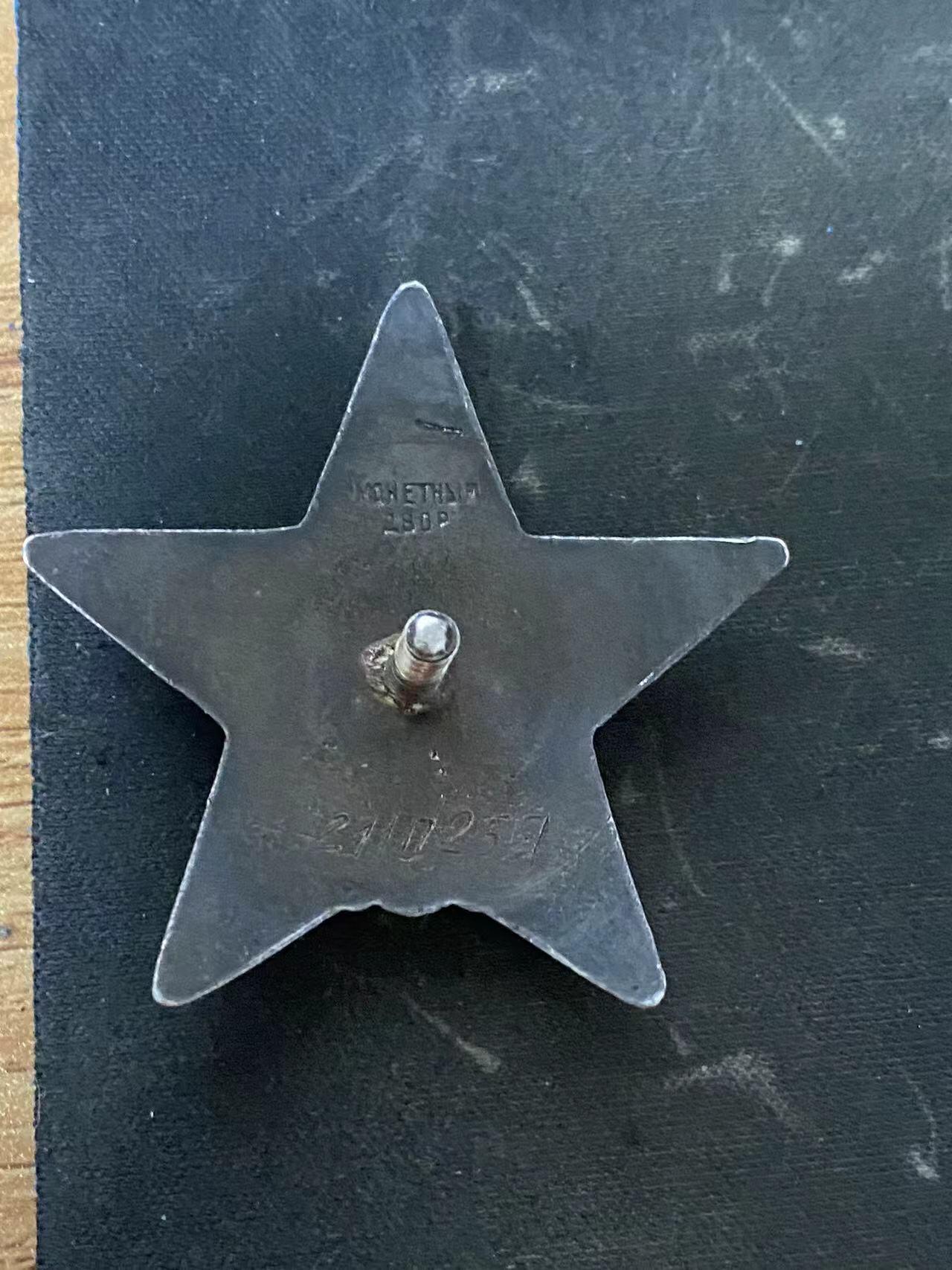 苏联勋章奖章5月8日晚上九点结束在麦稀奇 找不到的加我qq或者微信都是184277308备注苏章拍卖。最好加微信群每次都会通知还有提前可以一口价的 最近会持续拍卖一些东西。 苏联二战红星勋章 2110257 击落3飞机 MZPP珠宝局版 右下角顶部小瑕疵 几乎不可见 划痕比较多 Буданов Сергей Сергеевич 287近卫利沃夫高炮团1连炮手在尼杰尔地域内和劳班市的战斗中，布达诺夫所工作的分队击落了3架敌机，烧毁了2辆运载弹药的敌军汽车。