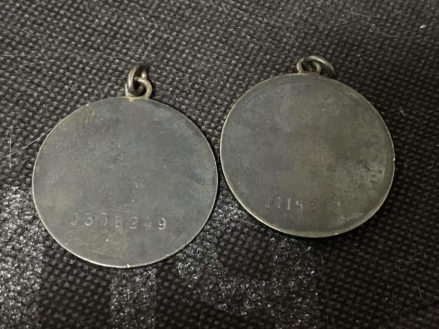 苏联勋章奖章5月8日晚上九点结束在麦稀奇 找不到的加我qq或者微信都是184277308备注苏章拍卖。最好加微信群每次都会通知还有提前可以一口价的 最近会持续拍卖一些东西。 苏联勇敢奖章 二战 同一人的 115812.1378249 书的扫面件两个珐琅都磕掉了 原环未开 挂没上。Мухамедов Бидан 哈萨克族 他得过三枚勇敢 算是比较少见  只有他的其中两枚 没查到奖励卡