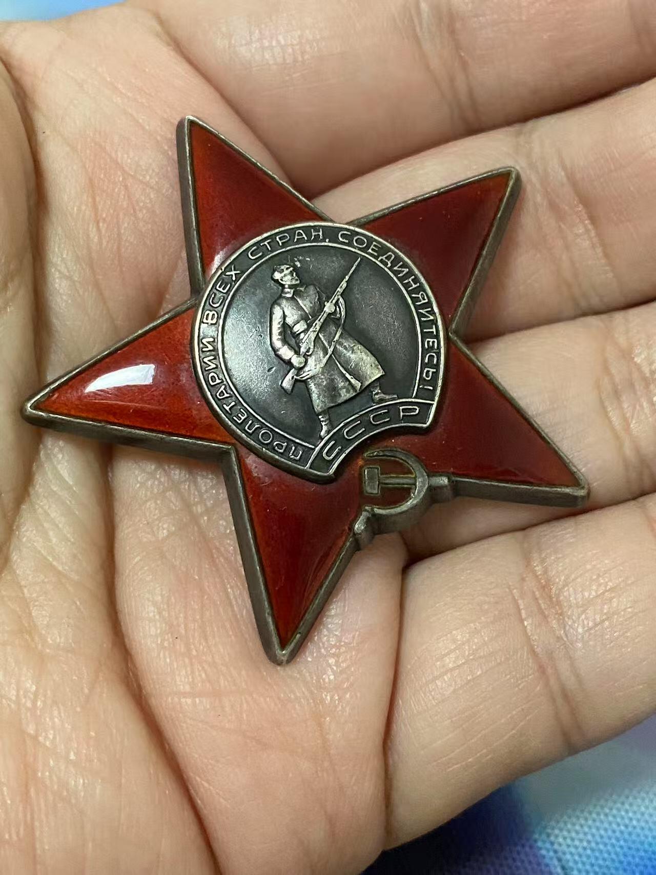 苏联勋章奖章5月8日晚上九点结束在麦稀奇 找不到的加我qq或者微信都是184277308备注苏章拍卖。最好加微信群每次都会通知还有提前可以一口价的 最近会持续拍卖一些东西。 苏联双红旗红星套章  北方舰队飞行员 Кукибный Виктор Андреевич  准王牌 击落4架 王牌飞行员网站有记录 带他的飞行员手套  得主非常帅气 红旗 42470 圆盘版 红旗 234430品相很好 有几处小瑕疵影响不大 红星3276042 服役获得 好品无磕碰 联排上还有战功奖章 保卫边界 和战德 飞行员手套保存的基本完整 