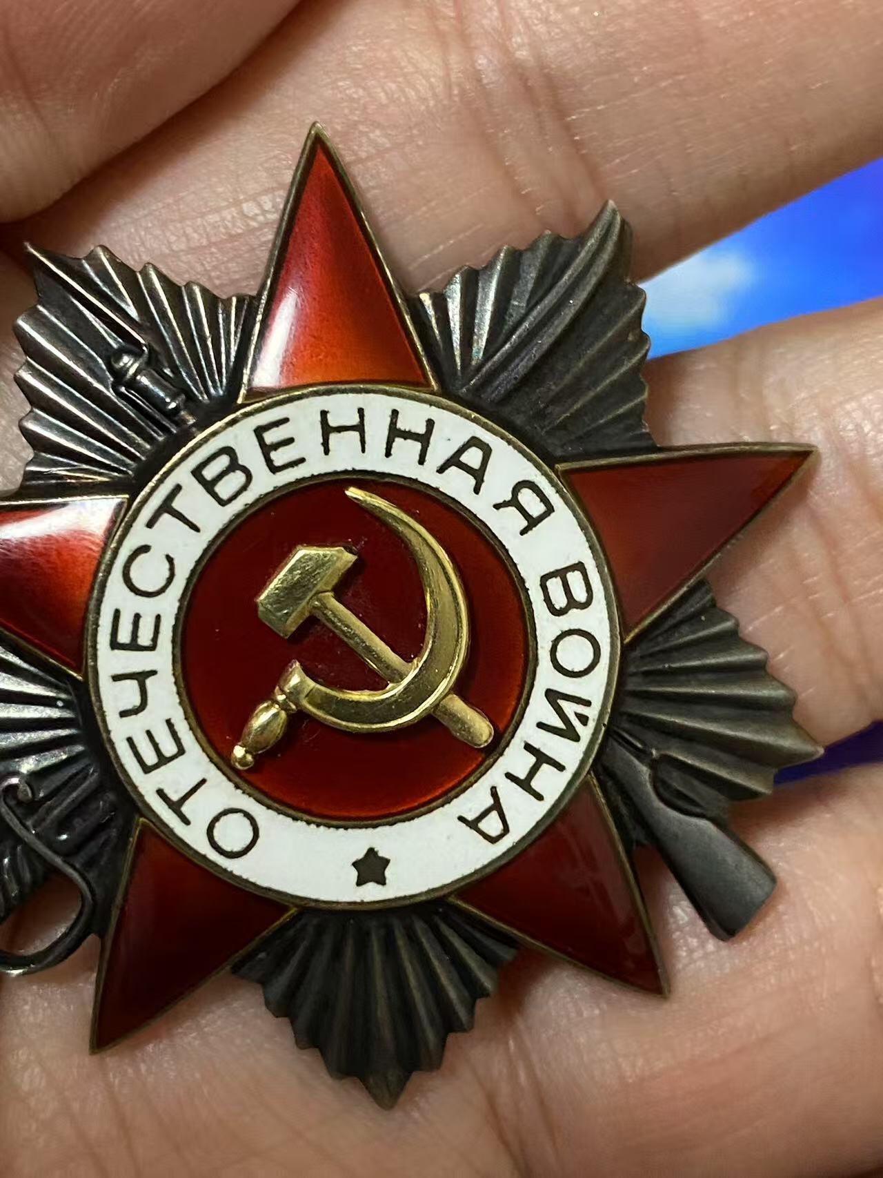 苏联勋章奖章5月8日晚上九点结束在麦稀奇 找不到的加我qq或者微信都是184277308备注苏章拍卖。最好加微信群每次都会通知还有提前可以一口价的 最近会持续拍卖一些东西。 苏联二级为国 43版 85年发 两枚 号码相近 仅差8个数 974561.974569 品相都非常好 都查了档案 974569  Степанова Екатерина Ивановна 女获得者 974561 Романцов семен Андреевич   两份档案都在 是85年的72号文件颁发 人民记忆网都有相应的记录。非常好的两枚43版本为国 最后的一批二级为国了算是