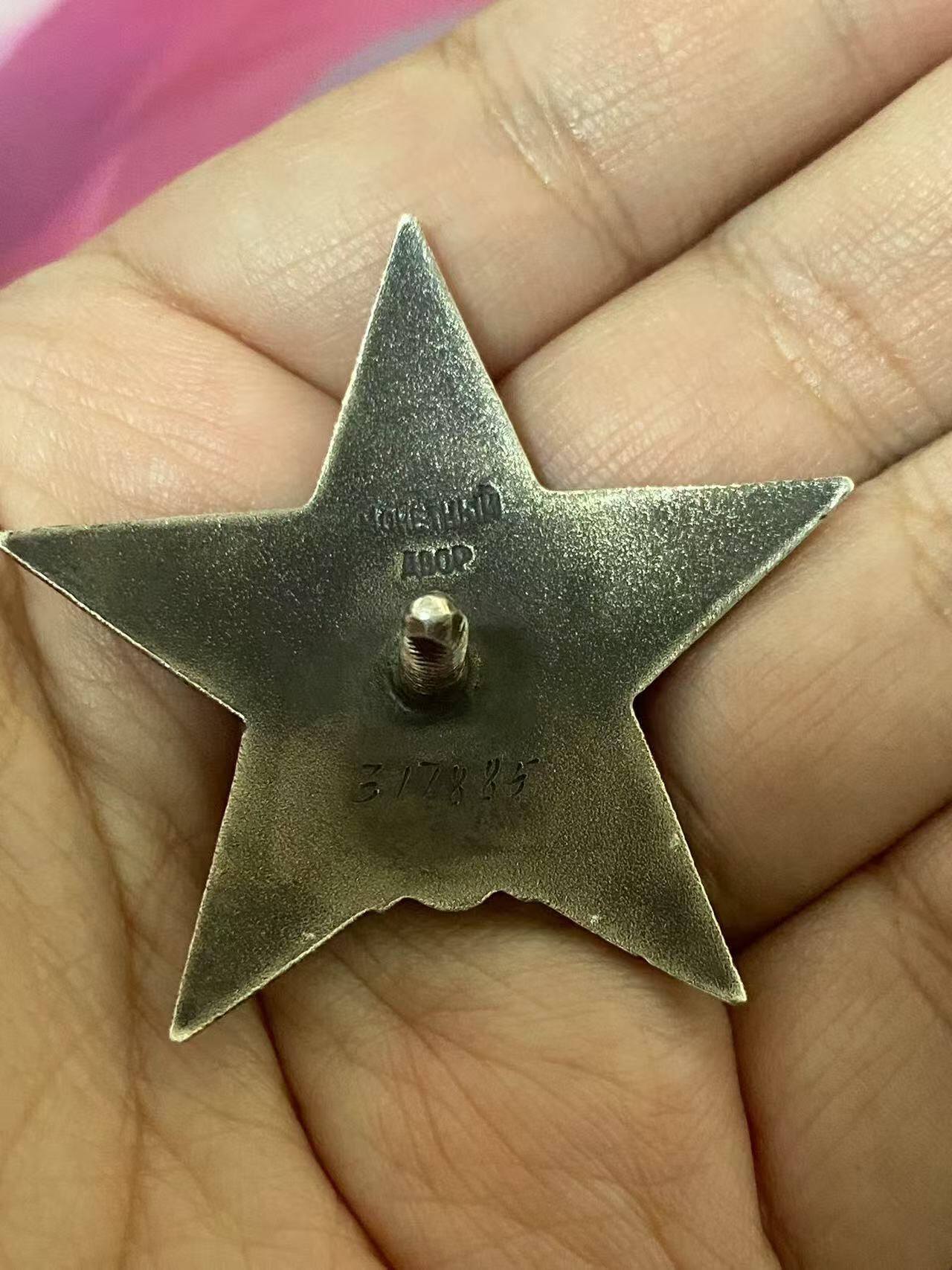 苏联勋章奖章5月8日晚上九点结束在麦稀奇 找不到的加我qq或者微信都是184277308备注苏章拍卖。最好加微信群每次都会通知还有提前可以一口价的 最近会持续拍卖一些东西。 苏联套章烟幕掩护重型坦克Литюк Александр Степанович 化学辅导员 三级光荣勋章 491900珐琅完整有些小瑕疵原环未开勇敢奖章 2492291 珐琅完整 原环未开勇敢奖章 811329 六位数珐琅完整  原环未开 列宁格勒 ，战德奖章，战功奖章 珐琅完整 原环未开 联排为铜质 红星勋章317885 珐琅好品无磕碰 佩戴痕迹 。