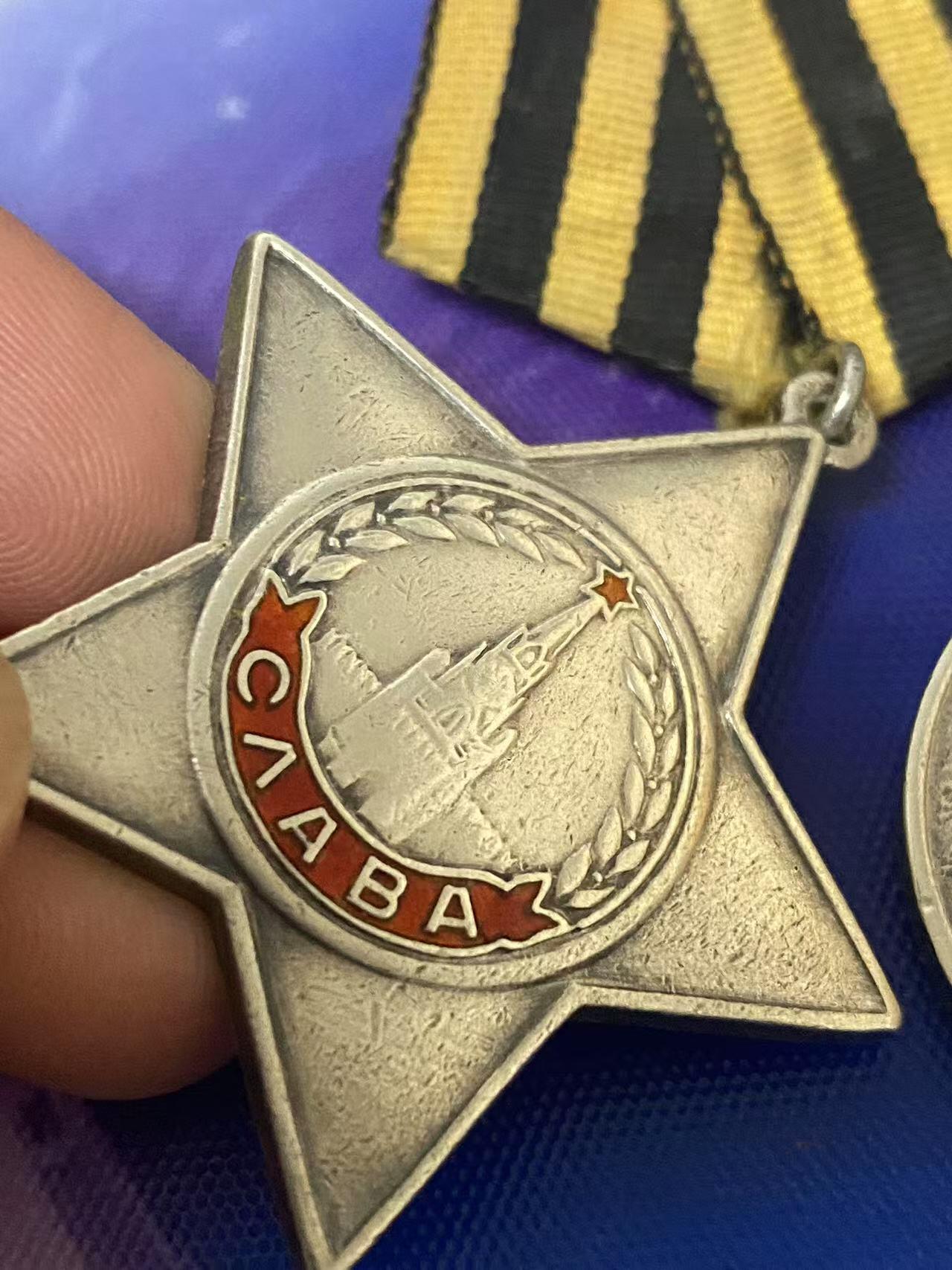 苏联勋章奖章5月8日晚上九点结束在麦稀奇 找不到的加我qq或者微信都是184277308备注苏章拍卖。最好加微信群每次都会通知还有提前可以一口价的 最近会持续拍卖一些东西。 苏联套章烟幕掩护重型坦克Литюк Александр Степанович 化学辅导员 三级光荣勋章 491900珐琅完整有些小瑕疵原环未开勇敢奖章 2492291 珐琅完整 原环未开勇敢奖章 811329 六位数珐琅完整  原环未开 列宁格勒 ，战德奖章，战功奖章 珐琅完整 原环未开 联排为铜质 红星勋章317885 珐琅好品无磕碰 佩戴痕迹 。