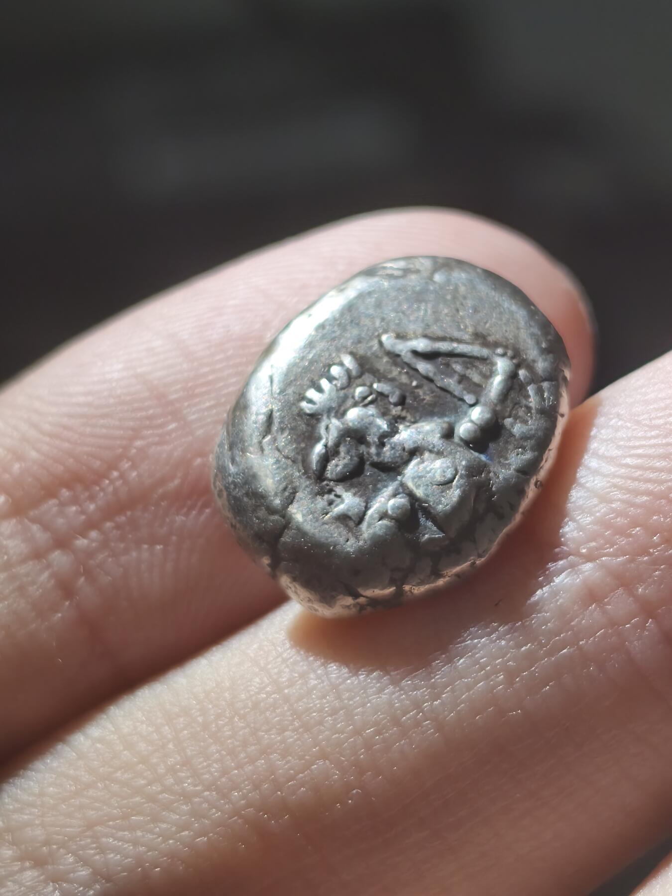 星盘世界钱币《穿越千年时光来到你的藏匣 》--5.9全球珍币拍卖夜 兽人王国！蛮族铸造的波斯西格罗斯银币，非常少见的版别品相很好，同类最好品相了，这个太难得了，正面跟兽人一样😅