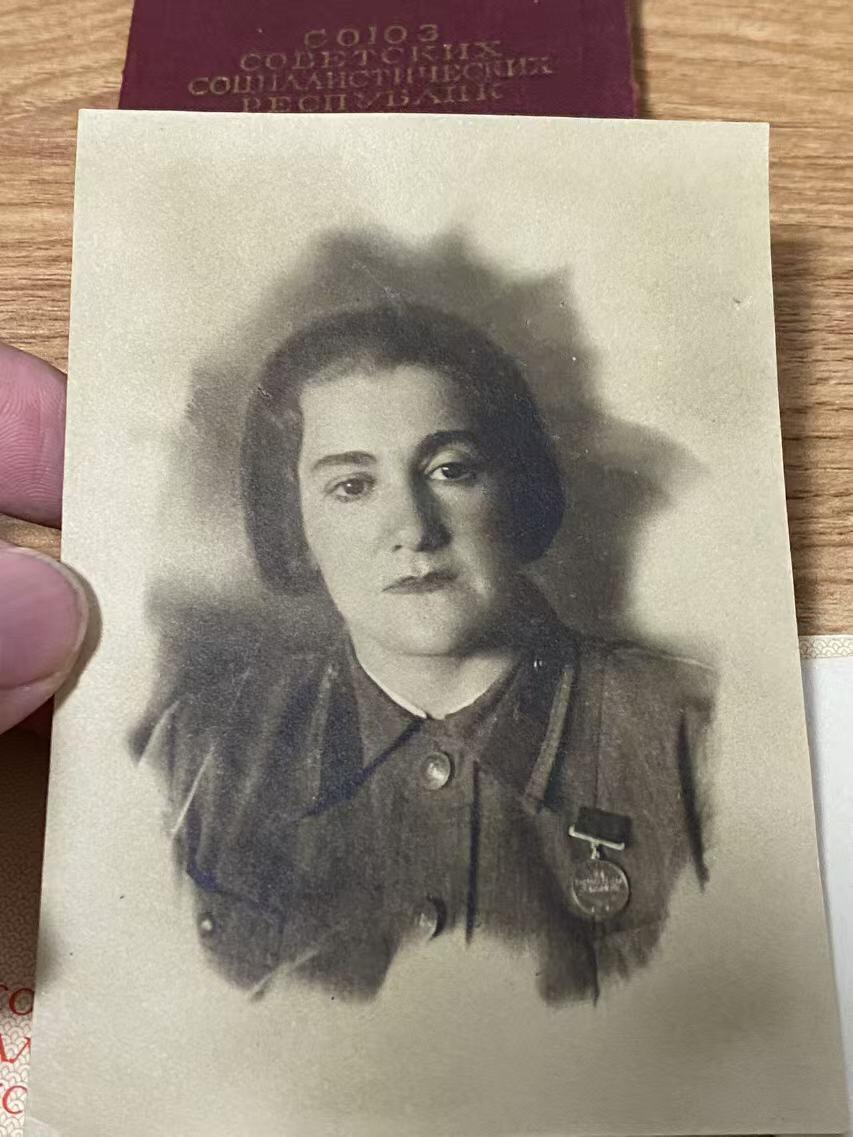 苏联勋章奖章5月8日晚上九点结束在麦稀奇 找不到的加我qq或者微信都是184277308备注苏章拍卖。最好加微信群每次都会通知还有提前可以一口价的 最近会持续拍卖一些东西。 苏联小挂战功红星野战医院战地女护士勋章套章 战功289136小挂版 未开环 珐琅损坏 上挂 盖子 全部原配 非常好  红星右下角顶部内测有磕碰 带证书 照片 其他证书有 战德，列宁百年，30胜利，40胜利，50建君，优秀劳动者等6本。非常好的一套 红星和战功都在 Шульга Ольга Петровна 284近卫野战移动医院外科护士长 战功为转移上千伤员，红星为炮火下为负伤的哥萨克君官做手术。