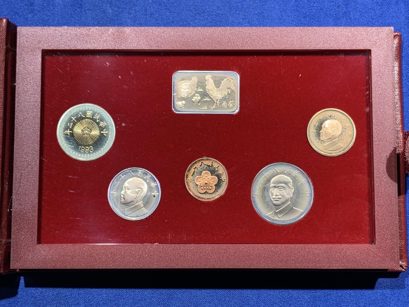 《竞宝斋》第378场 周日，周一 2场连拍 （全场包邮） 台湾省民国八十二年一轮生肖精致套币——鸡年 精致套币首年龙头生肖 大特年 非常稀少市面罕见 市场价在一千八百多元