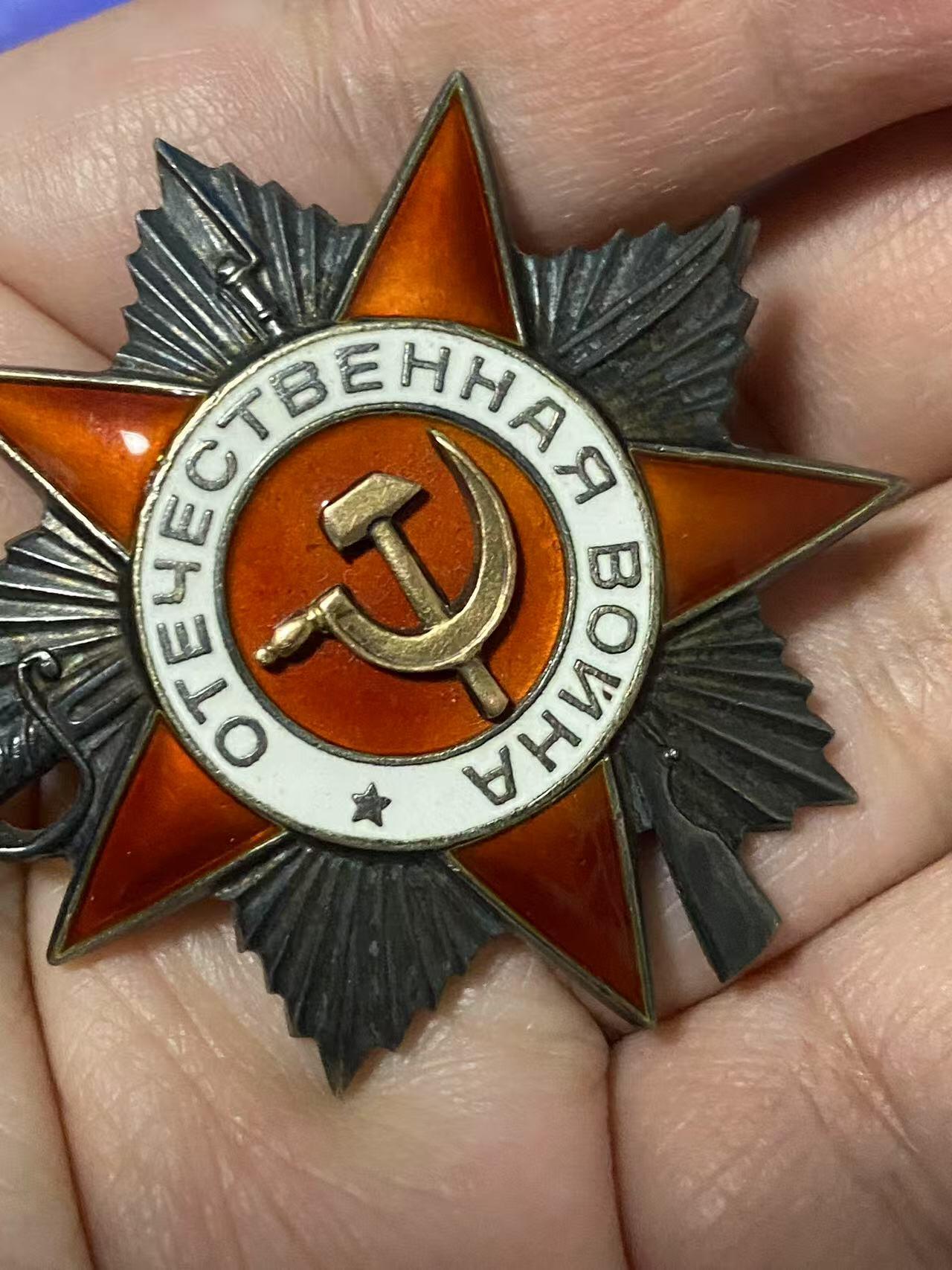 苏联勋章奖章5月8日晚上九点结束在麦稀奇 找不到的加我qq或者微信都是184277308备注苏章拍卖。最好加微信群每次都会通知还有提前可以一口价的 最近会持续拍卖一些东西。 苏联二战二级为国勋章 763493 领航员 给游击队送物资  好品无磕碰 佩戴痕迹都少见 极品品相 党徽原配 Толстов Юрий Федорович 民航120独立近卫因斯腾堡航空团分队领航员 非常少见  飞拉5和波2 负责为游击队送物资获得了勇敢奖章 获奖后 20次深入敌后侦察和运送特殊物资 33次保障白俄物资供应 故事很不错 非常少见的民航领航员二战事迹