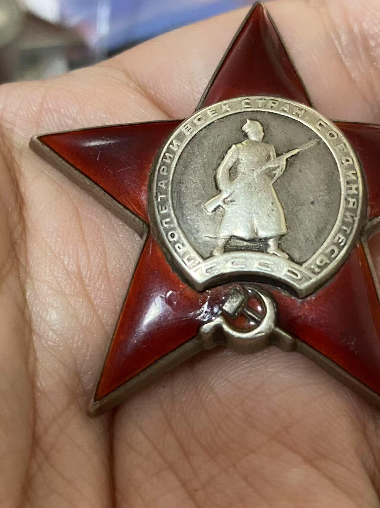 苏联勋章奖章5月8日晚上九点结束在麦稀奇 找不到的加我qq或者微信都是184277308备注苏章拍卖。最好加微信群每次都会通知还有提前可以一口价的 最近会持续拍卖一些东西。 苏联二战红星勋章 307942 原配银盖子 党徽左上有一处小掉皮 其他还好 轻微佩戴 Азаров Сергей Васильевич 大尉营长 87近卫红旗步兵团3营指挥员，他依然带领自己的营，实施了巧妙的分队机动，能够占领斯列普齐村和支撑点帕夫利诺沃站。 非常好的营长指挥战斗获得红星。