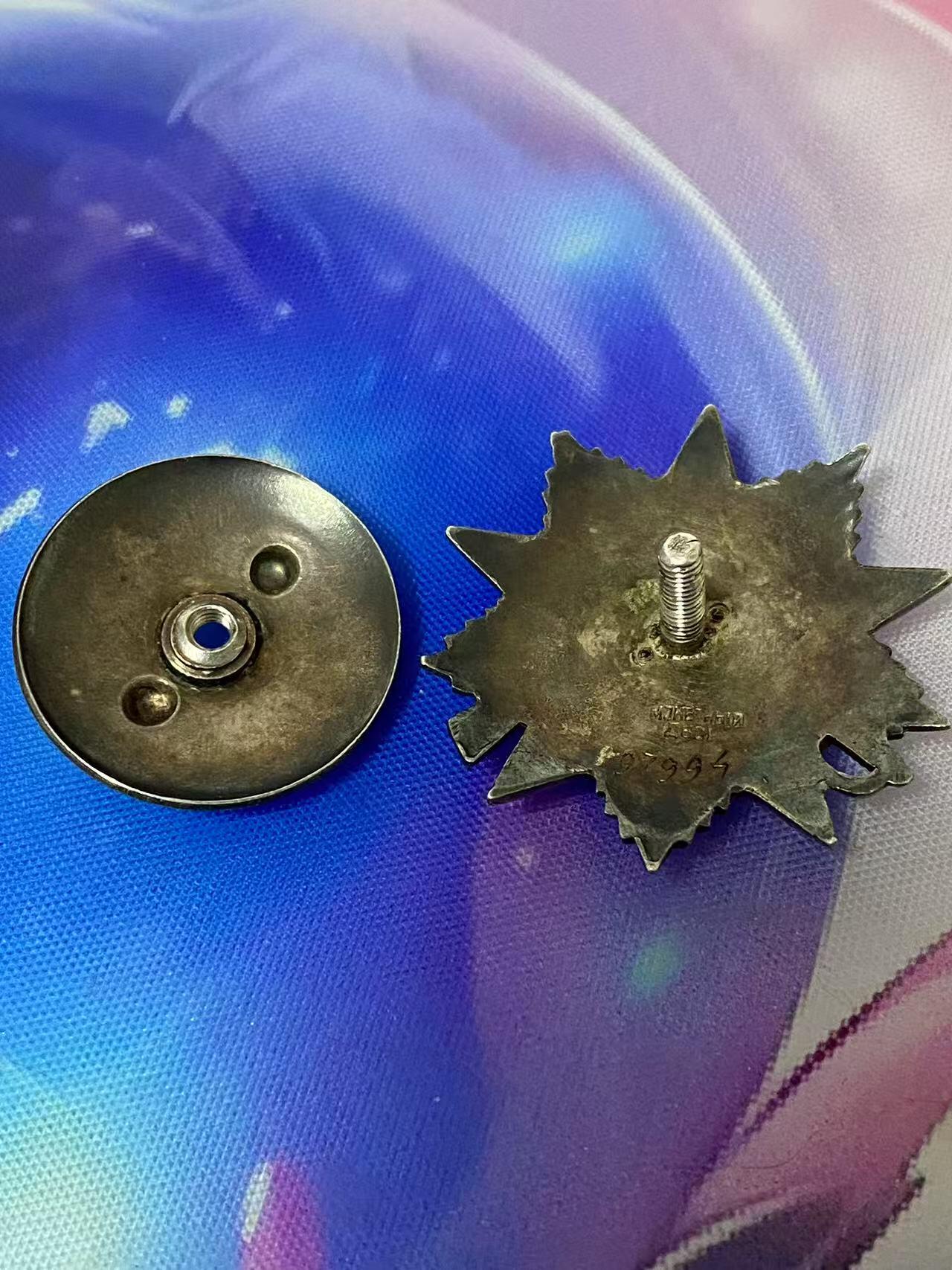 苏联勋章奖章5月8日晚上九点结束在麦稀奇 找不到的加我qq或者微信都是184277308备注苏章拍卖。最好加微信群每次都会通知还有提前可以一口价的 最近会持续拍卖一些东西。 苏联二级为国红星套章 43年两次肉搏 Миронов Михаил Васильевич 上尉 1196步兵团1营高级副官 二级为国 97994 早期万号 原配银盖子 好品无磕碰 轻微小划痕佩戴痕迹 43年8月第一个突入战壕 肉搏战中亲手2君官1士兵。同月底带队进攻第二战壕积弊30人 亲手积弊没有描述。红星 199328 早期台阶版 原配银盖子 好品无磕碰 轻微划痕佩戴痕迹