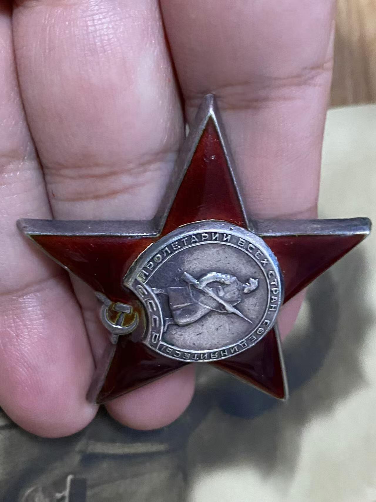 苏联勋章奖章5月8日晚上九点结束在麦稀奇 找不到的加我qq或者微信都是184277308备注苏章拍卖。最好加微信群每次都会通知还有提前可以一口价的 最近会持续拍卖一些东西。 苏联小挂战功红星野战医院战地女护士勋章套章 战功289136小挂版 未开环 珐琅损坏 上挂 盖子 全部原配 非常好  红星右下角顶部内测有磕碰 带证书 照片 其他证书有 战德，列宁百年，30胜利，40胜利，50建君，优秀劳动者等6本。非常好的一套 红星和战功都在 Шульга Ольга Петровна 284近卫野战移动医院外科护士长 战功为转移上千伤员，红星为炮火下为负伤的哥萨克君官做手术。