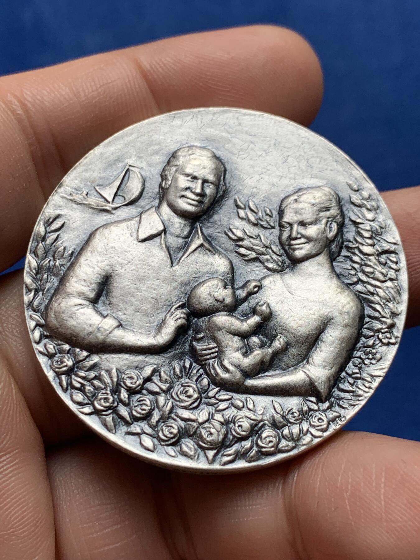 《竞宝斋》第378场 周日，周一 2场连拍 （全场包邮） 瑞典维多利亚公主出生纪念银章 限量发行6000枚 带盒 带证书 60.75克 44.6mm 细节见图