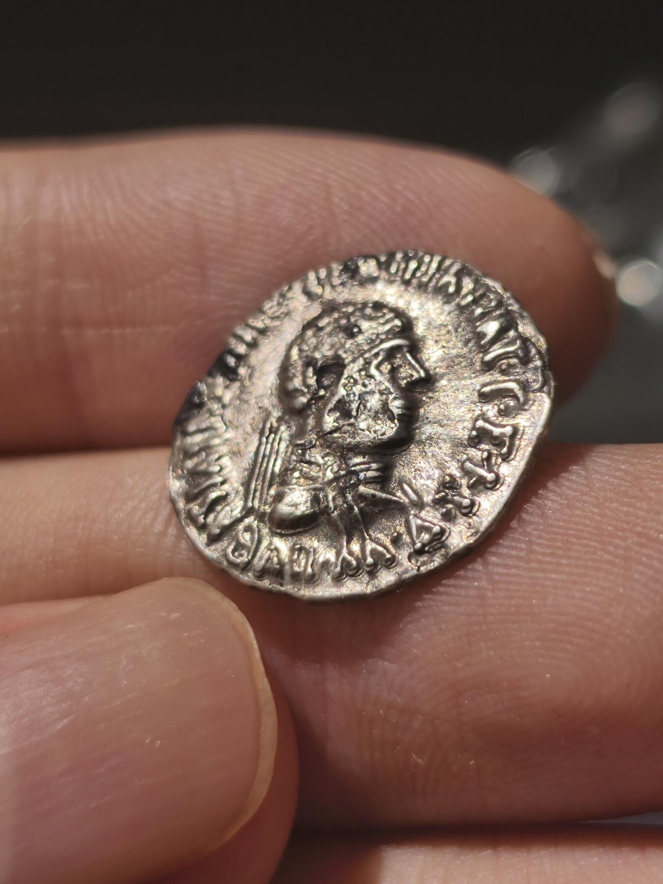 星盘世界钱币《穿越千年时光来到你的藏匣 》--5.9全球珍币拍卖夜 阿波罗多托斯二世 印度希腊 160-145BC 正面:阿波罗多托斯头戴希腊束发带 背面:雅典娜持盾