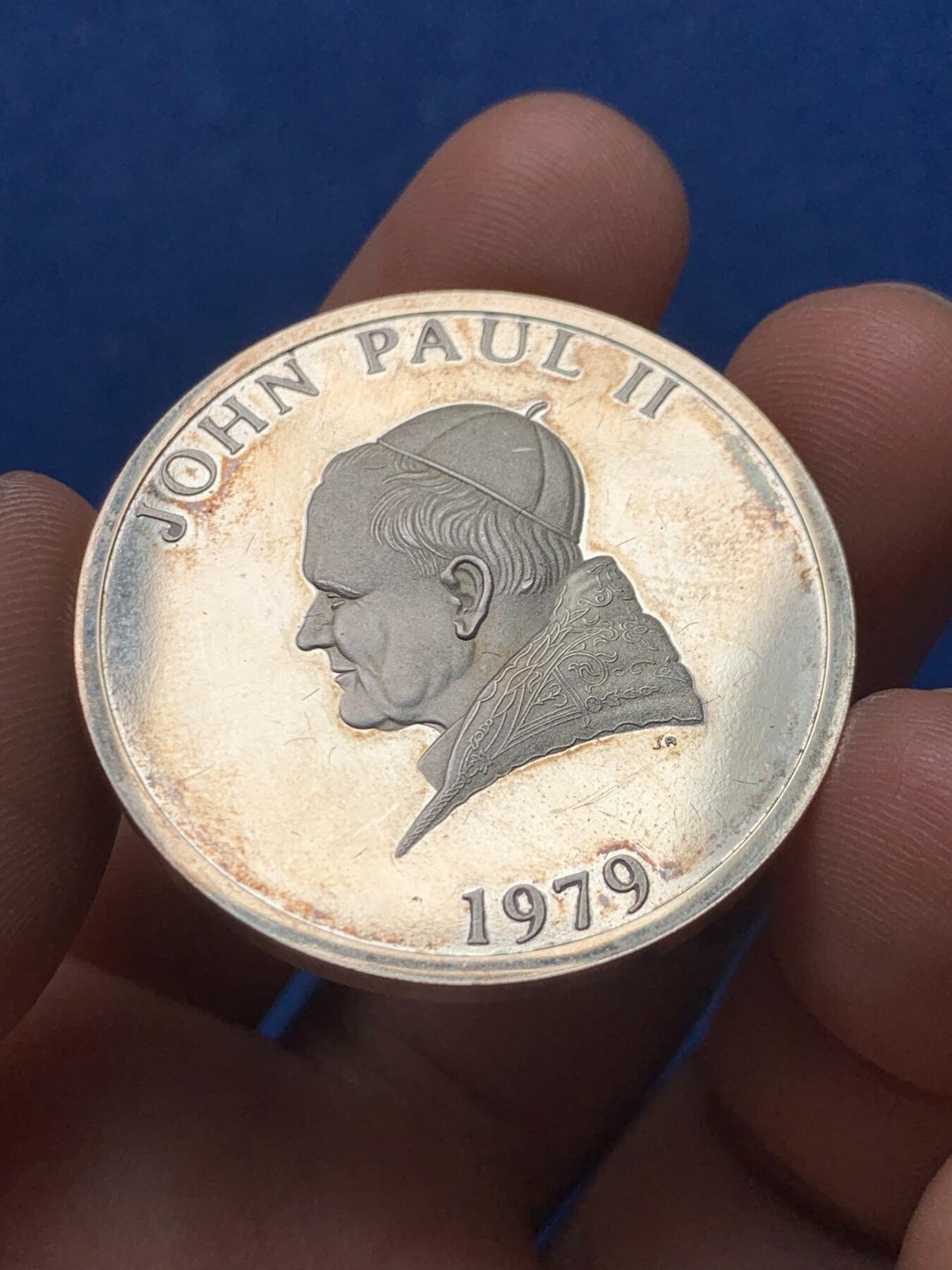 《竞宝斋》第378场 周日，周一 2场连拍 （全场包邮） 1979年爱尔兰教皇百年响钟一盎精制司纪念银章，原盒。少见品种。31克，38mm。