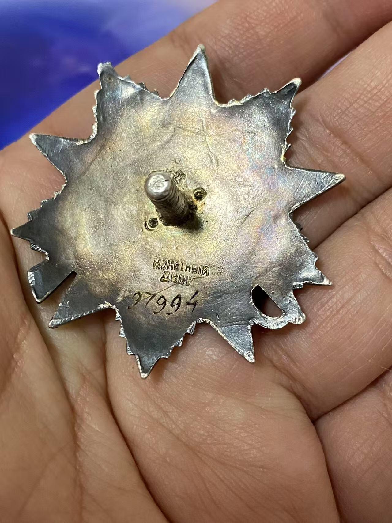 苏联勋章奖章5月8日晚上九点结束在麦稀奇 找不到的加我qq或者微信都是184277308备注苏章拍卖。最好加微信群每次都会通知还有提前可以一口价的 最近会持续拍卖一些东西。 苏联二级为国红星套章 43年两次肉搏 Миронов Михаил Васильевич 上尉 1196步兵团1营高级副官 二级为国 97994 早期万号 原配银盖子 好品无磕碰 轻微小划痕佩戴痕迹 43年8月第一个突入战壕 肉搏战中亲手2君官1士兵。同月底带队进攻第二战壕积弊30人 亲手积弊没有描述。红星 199328 早期台阶版 原配银盖子 好品无磕碰 轻微划痕佩戴痕迹