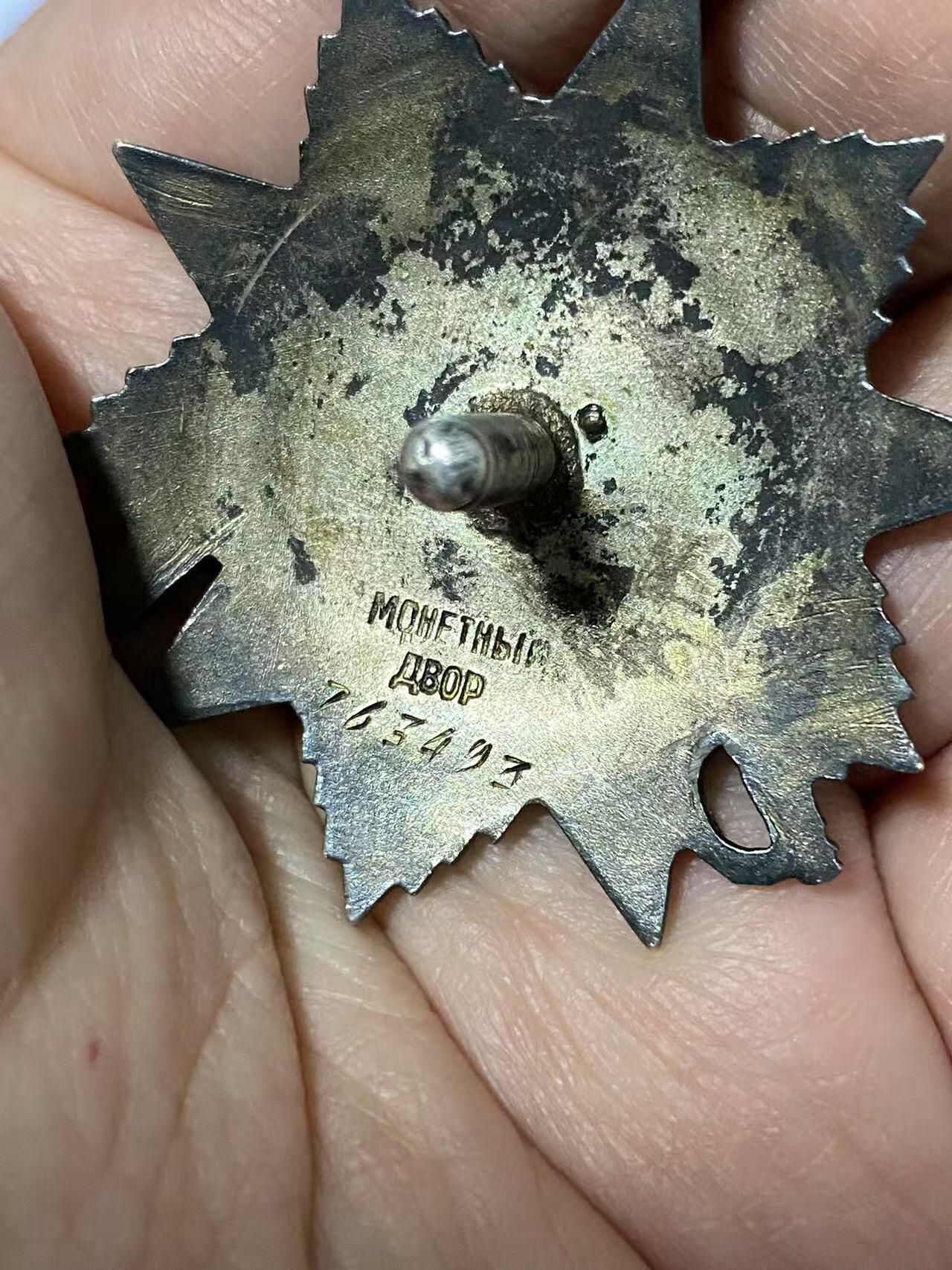 苏联勋章奖章5月8日晚上九点结束在麦稀奇 找不到的加我qq或者微信都是184277308备注苏章拍卖。最好加微信群每次都会通知还有提前可以一口价的 最近会持续拍卖一些东西。 苏联二战二级为国勋章 763493 领航员 给游击队送物资  好品无磕碰 佩戴痕迹都少见 极品品相 党徽原配 Толстов Юрий Федорович 民航120独立近卫因斯腾堡航空团分队领航员 非常少见  飞拉5和波2 负责为游击队送物资获得了勇敢奖章 获奖后 20次深入敌后侦察和运送特殊物资 33次保障白俄物资供应 故事很不错 非常少见的民航领航员二战事迹