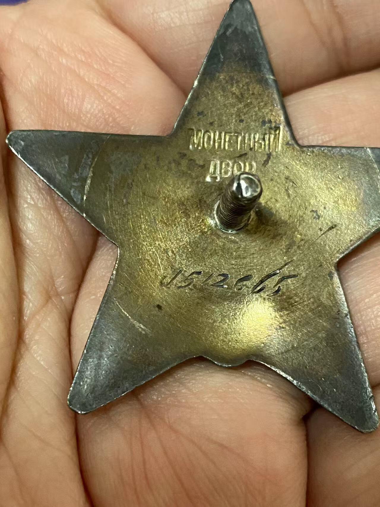 苏联勋章奖章5月8日晚上九点结束在麦稀奇 找不到的加我qq或者微信都是184277308备注苏章拍卖。最好加微信群每次都会通知还有提前可以一口价的 最近会持续拍卖一些东西。 苏联红旗双红星勋章套章  军医 Коршунов Иван Федорович 少校 其中一个红星为对日作战获得  红旗 340864 服役获得 好品 无磕碰 开环 挂板是摘的联排的 。红星 876196 早期服役获得 好品无磕碰 佩戴痕迹都不多 。红星1512665 左下角顶部 小下次 正面看不出来 