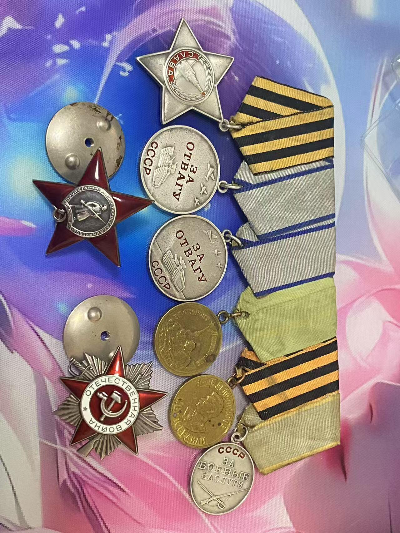 苏联勋章奖章5月8日晚上九点结束在麦稀奇 找不到的加我qq或者微信都是184277308备注苏章拍卖。最好加微信群每次都会通知还有提前可以一口价的 最近会持续拍卖一些东西。 苏联套章烟幕掩护重型坦克Литюк Александр Степанович 化学辅导员 三级光荣勋章 491900珐琅完整有些小瑕疵原环未开勇敢奖章 2492291 珐琅完整 原环未开勇敢奖章 811329 六位数珐琅完整  原环未开 列宁格勒 ，战德奖章，战功奖章 珐琅完整 原环未开 联排为铜质 红星勋章317885 珐琅好品无磕碰 佩戴痕迹 。