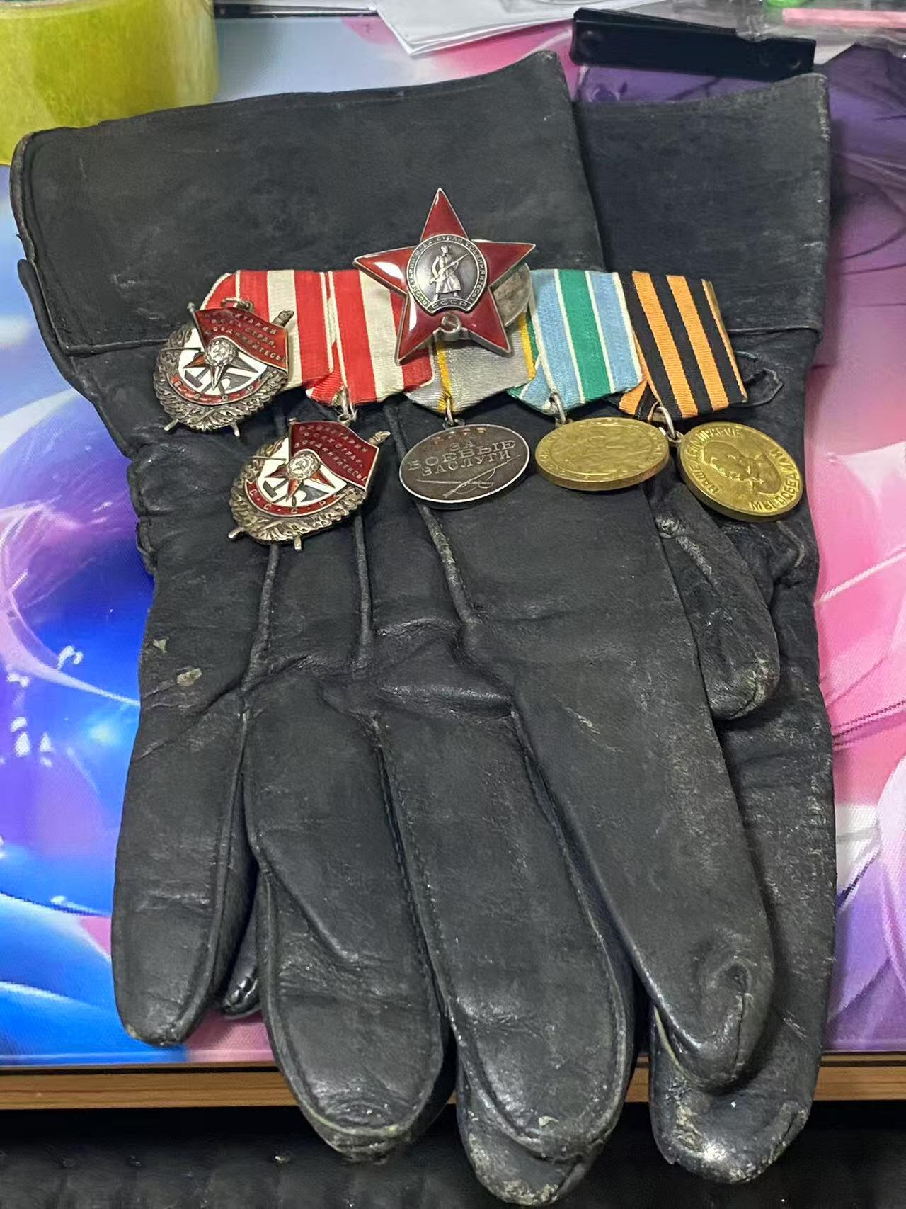 苏联勋章奖章5月8日晚上九点结束在麦稀奇 找不到的加我qq或者微信都是184277308备注苏章拍卖。最好加微信群每次都会通知还有提前可以一口价的 最近会持续拍卖一些东西。 苏联双红旗红星套章  北方舰队飞行员 Кукибный Виктор Андреевич  准王牌 击落4架 王牌飞行员网站有记录 带他的飞行员手套  得主非常帅气 红旗 42470 圆盘版 红旗 234430品相很好 有几处小瑕疵影响不大 红星3276042 服役获得 好品无磕碰 联排上还有战功奖章 保卫边界 和战德 飞行员手套保存的基本完整 