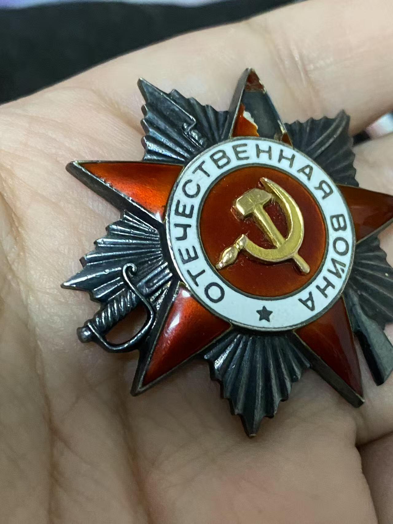 苏联勋章奖章5月8日晚上九点结束在麦稀奇 找不到的加我qq或者微信都是184277308备注苏章拍卖。最好加微信群每次都会通知还有提前可以一口价的 最近会持续拍卖一些东西。 苏联二战二级为国勋章 362752 顶角磕碰 其他还好 版本很好 背后有星芒  Лунга Николай Дмитриевич 上尉 998独立通讯营司令部连指挥员 铺设线路获得 没登记卡 有序列