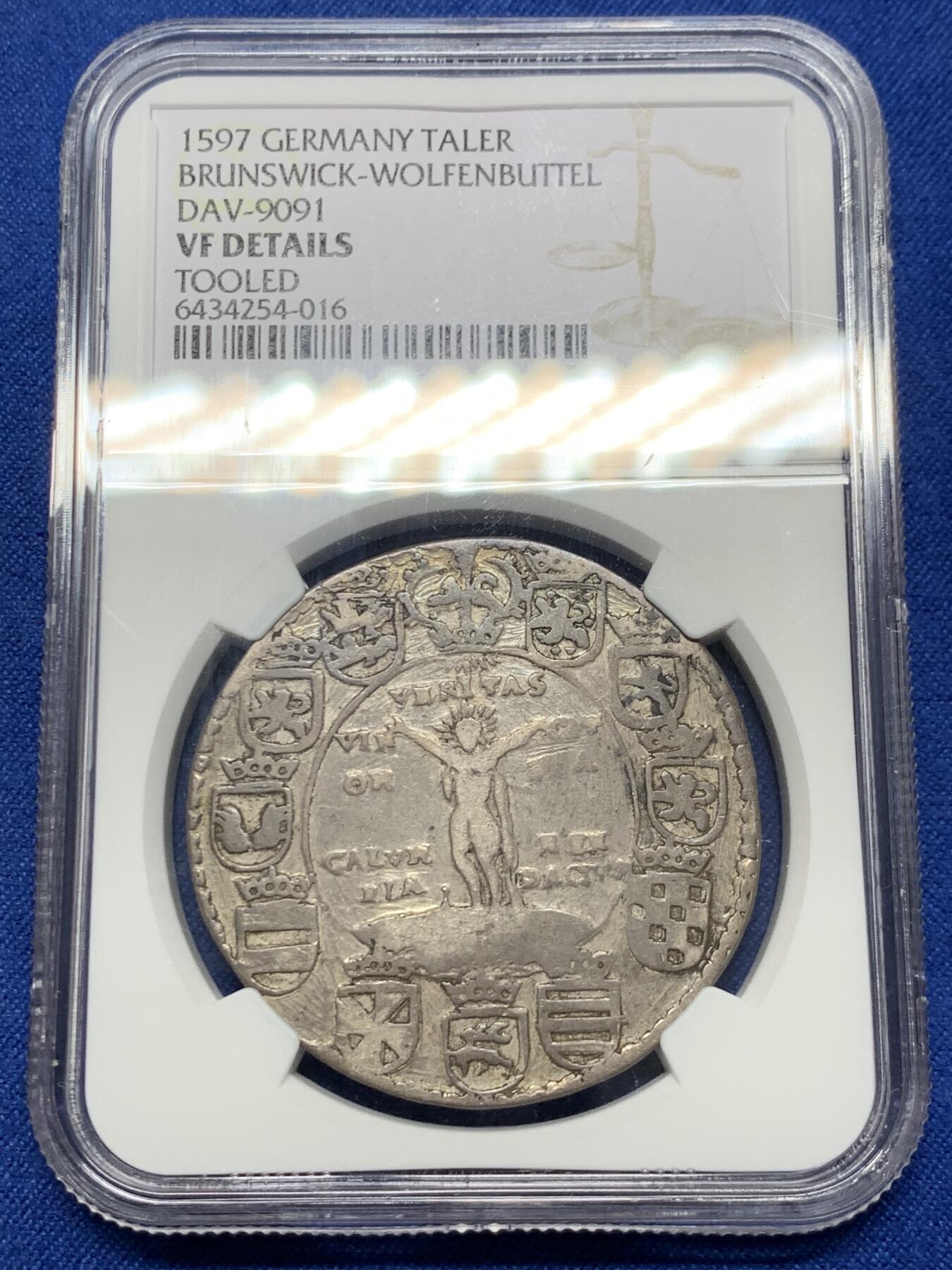 《竞宝斋》第378场 周日，周一 2场连拍 （全场包邮） NGC VF 德国 布伦瑞克-沃尔芬比特尔公国 1597年 泰勒大银币 又名“真理泰勒 ”这枚塔勒指的是公爵与一些贵族阶层之间的纠纷。海因里希·尤利乌斯希望通过这枚硬币表达，尽管他感到被原告诽谤，但真理最终会胜利。（意为：“行善无畏”）