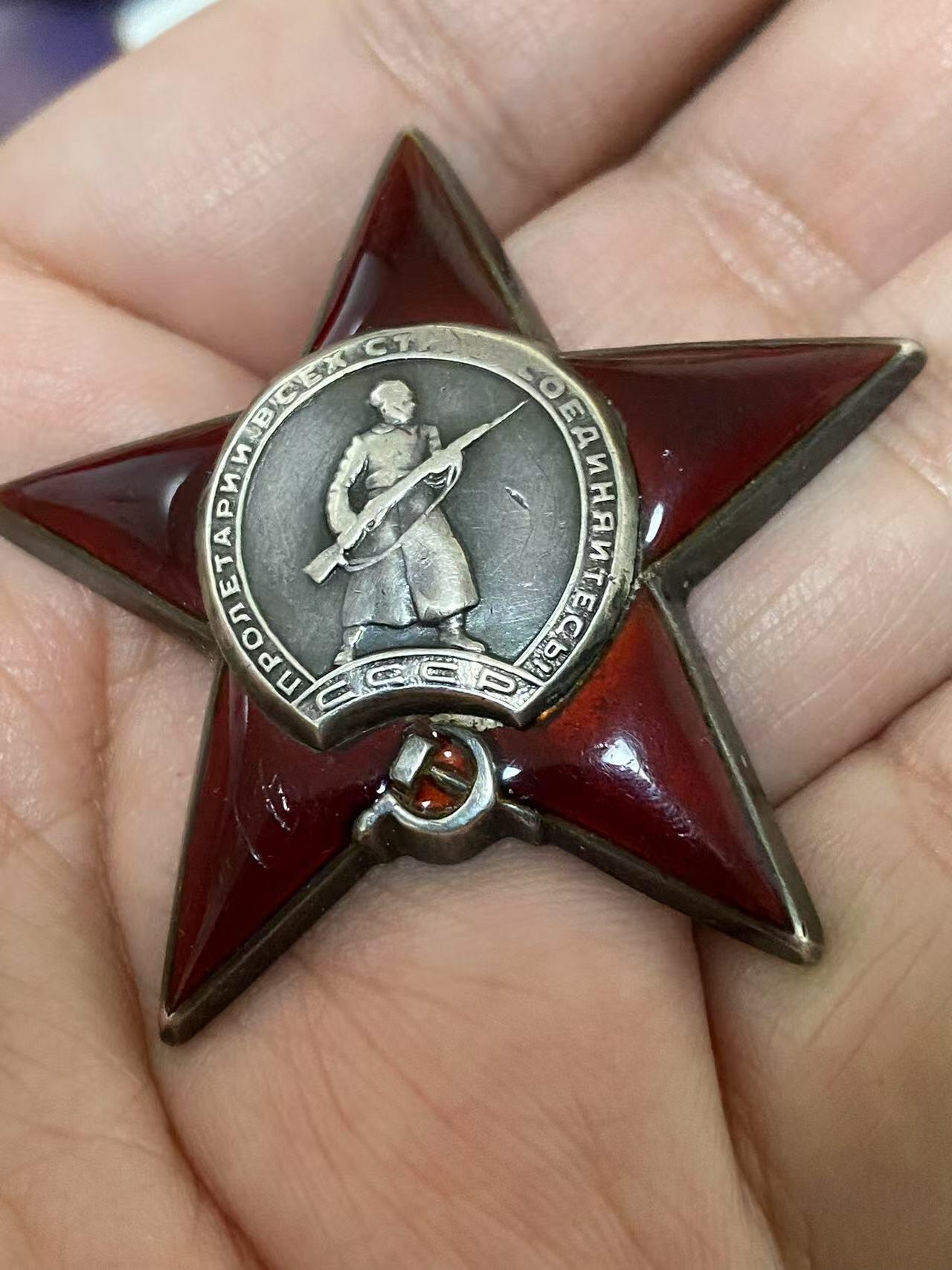 苏联勋章奖章5月8日晚上九点结束在麦稀奇 找不到的加我qq或者微信都是184277308备注苏章拍卖。最好加微信群每次都会通知还有提前可以一口价的 最近会持续拍卖一些东西。 苏联二战红星勋章 611769 早期 六位数 好品无磕碰 有几个划痕 Геращенко Иван Филиппович 少尉 122独立筑路营排指挥员 42年早期多次负伤 得到的这枚红星 