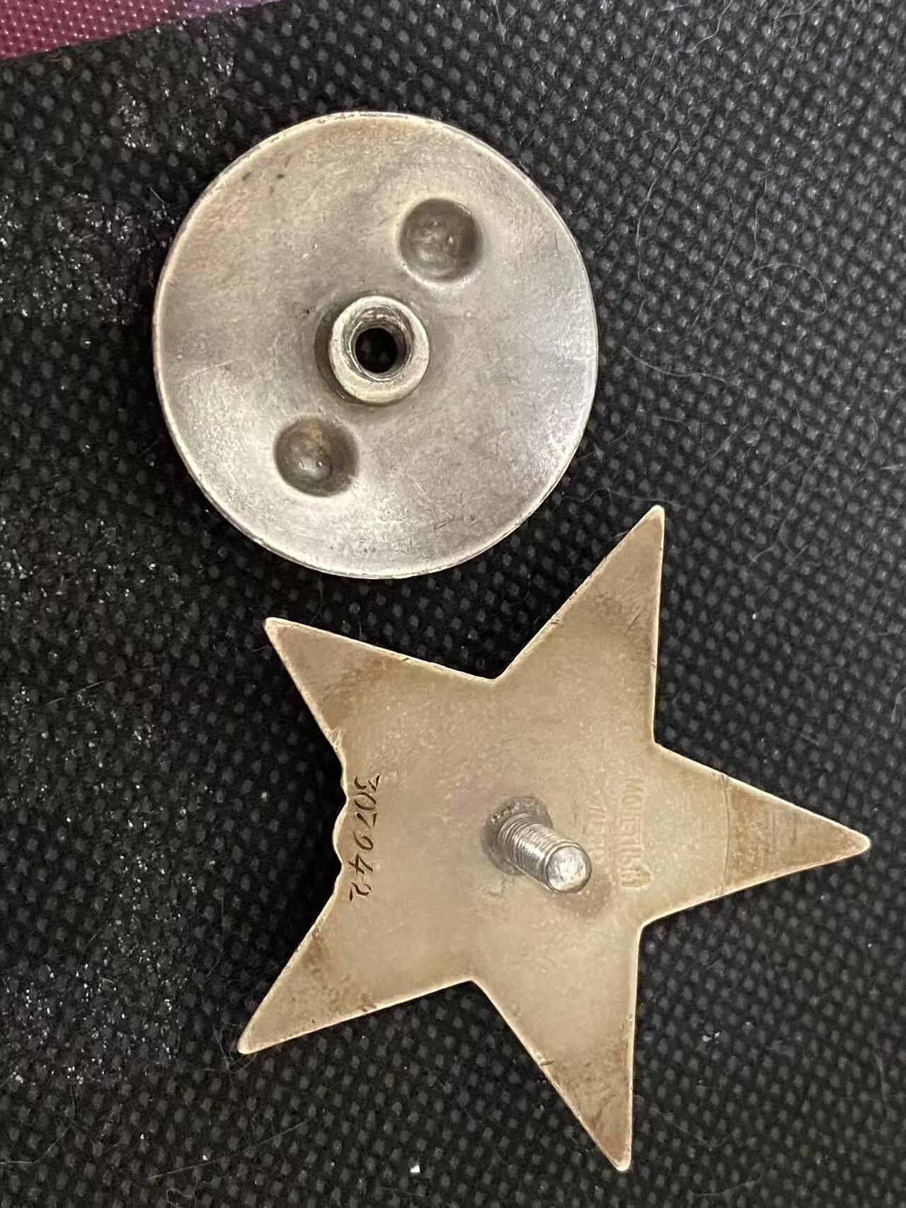 苏联勋章奖章5月8日晚上九点结束在麦稀奇 找不到的加我qq或者微信都是184277308备注苏章拍卖。最好加微信群每次都会通知还有提前可以一口价的 最近会持续拍卖一些东西。 苏联二战红星勋章 307942 原配银盖子 党徽左上有一处小掉皮 其他还好 轻微佩戴 Азаров Сергей Васильевич 大尉营长 87近卫红旗步兵团3营指挥员，他依然带领自己的营，实施了巧妙的分队机动，能够占领斯列普齐村和支撑点帕夫利诺沃站。 非常好的营长指挥战斗获得红星。