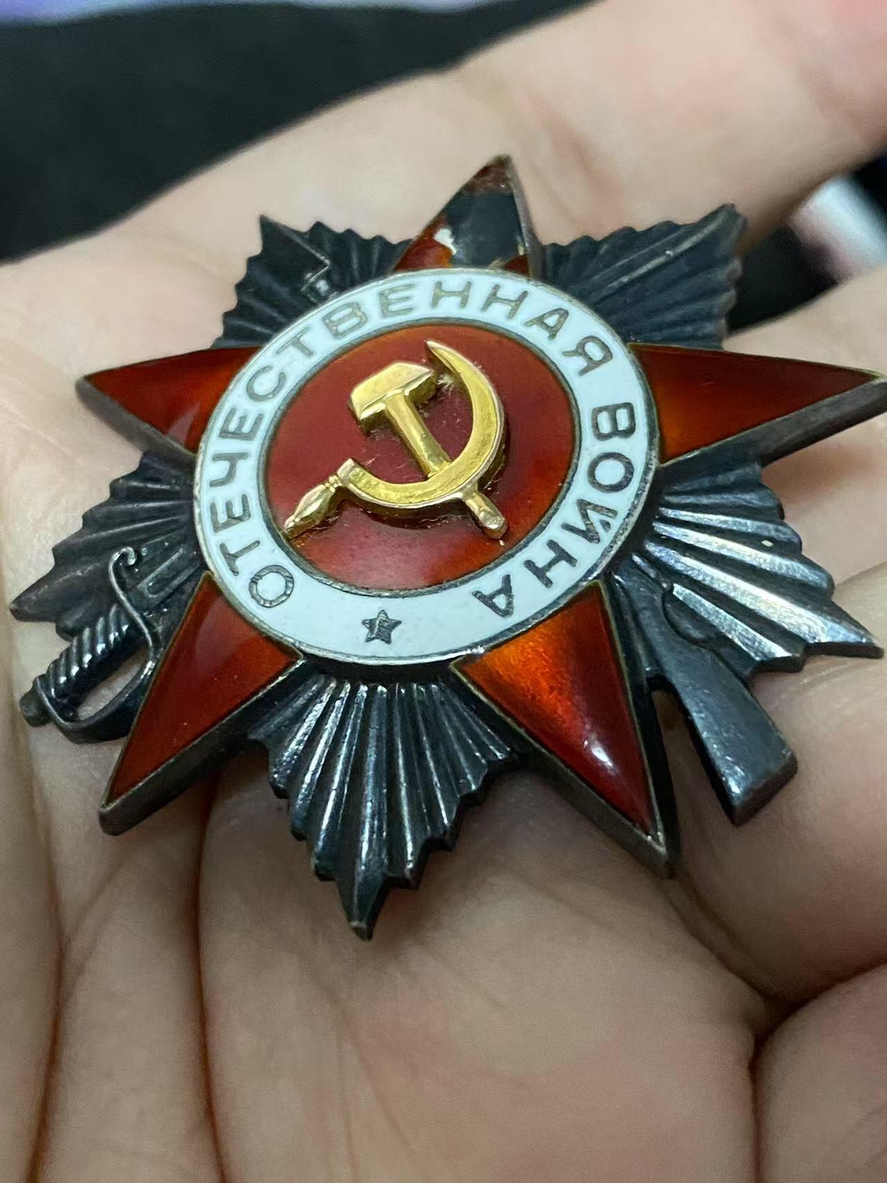 苏联勋章奖章5月8日晚上九点结束在麦稀奇 找不到的加我qq或者微信都是184277308备注苏章拍卖。最好加微信群每次都会通知还有提前可以一口价的 最近会持续拍卖一些东西。 苏联二战二级为国勋章 362752 顶角磕碰 其他还好 版本很好 背后有星芒  Лунга Николай Дмитриевич 上尉 998独立通讯营司令部连指挥员 铺设线路获得 没登记卡 有序列