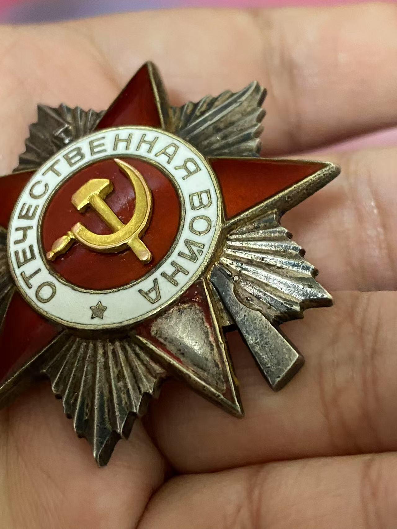 苏联勋章奖章5月8日晚上九点结束在麦稀奇 找不到的加我qq或者微信都是184277308备注苏章拍卖。最好加微信群每次都会通知还有提前可以一口价的 最近会持续拍卖一些东西。 苏联二级为国勋章 523097 坦克连连长 右下角珐琅磕碰 党徽原配无改动 版本非常好 Филатов Владимир Федорович 51独立坦克团连指挥员 44.6.24，突破了敌军第一和第二道战壕防线，深入2公里，消灭反坦克炮6门，掩体连同守军3个，机枪火力点7个，弹药库4座，敌军官兵约60人。 他本人消灭了1门反坦克炮、1个机枪火力点和敌军官兵约10人。