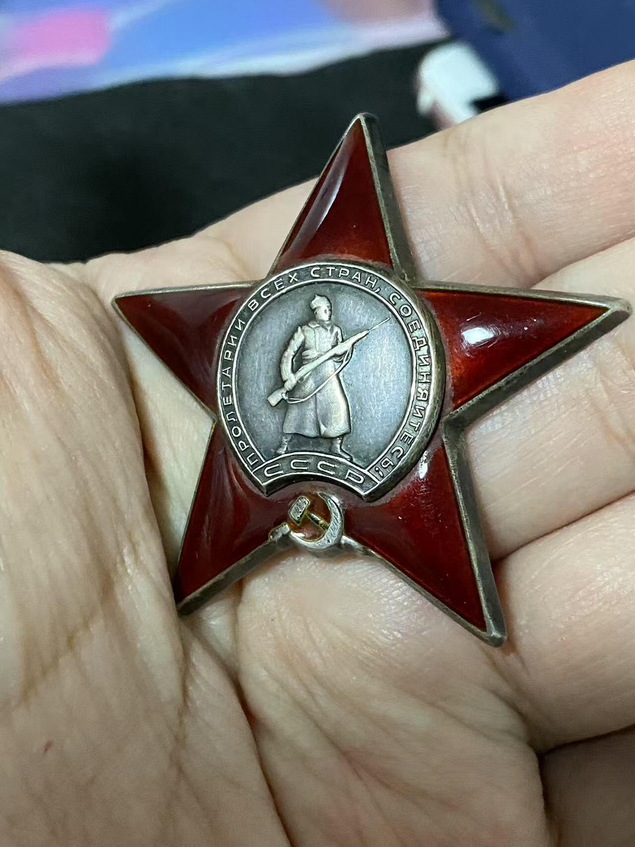 苏联勋章奖章5月8日晚上九点结束在麦稀奇 找不到的加我qq或者微信都是184277308备注苏章拍卖。最好加微信群每次都会通知还有提前可以一口价的 最近会持续拍卖一些东西。 苏联二战红星勋章 1424075 柏林巷战 电线人6啥 好品无磕碰 佩戴痕迹 Терновой Федор Ануфриевич 1008步兵团迫击炮连电话兵 在敌军的机枪火力下带着线圈游到了河对岸，修复了电话线的10处中断。45.4.24，在柏林市的巷战中，修复线路中断时他发现了一股6人组成的德国士兵，果断行动用冲锋枪火力歼灭了他们。1V6巷战6啥 非常勇猛。