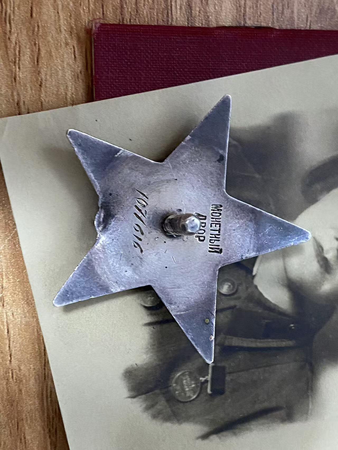 苏联勋章奖章5月8日晚上九点结束在麦稀奇 找不到的加我qq或者微信都是184277308备注苏章拍卖。最好加微信群每次都会通知还有提前可以一口价的 最近会持续拍卖一些东西。 苏联小挂战功红星野战医院战地女护士勋章套章 战功289136小挂版 未开环 珐琅损坏 上挂 盖子 全部原配 非常好  红星右下角顶部内测有磕碰 带证书 照片 其他证书有 战德，列宁百年，30胜利，40胜利，50建君，优秀劳动者等6本。非常好的一套 红星和战功都在 Шульга Ольга Петровна 284近卫野战移动医院外科护士长 战功为转移上千伤员，红星为炮火下为负伤的哥萨克君官做手术。