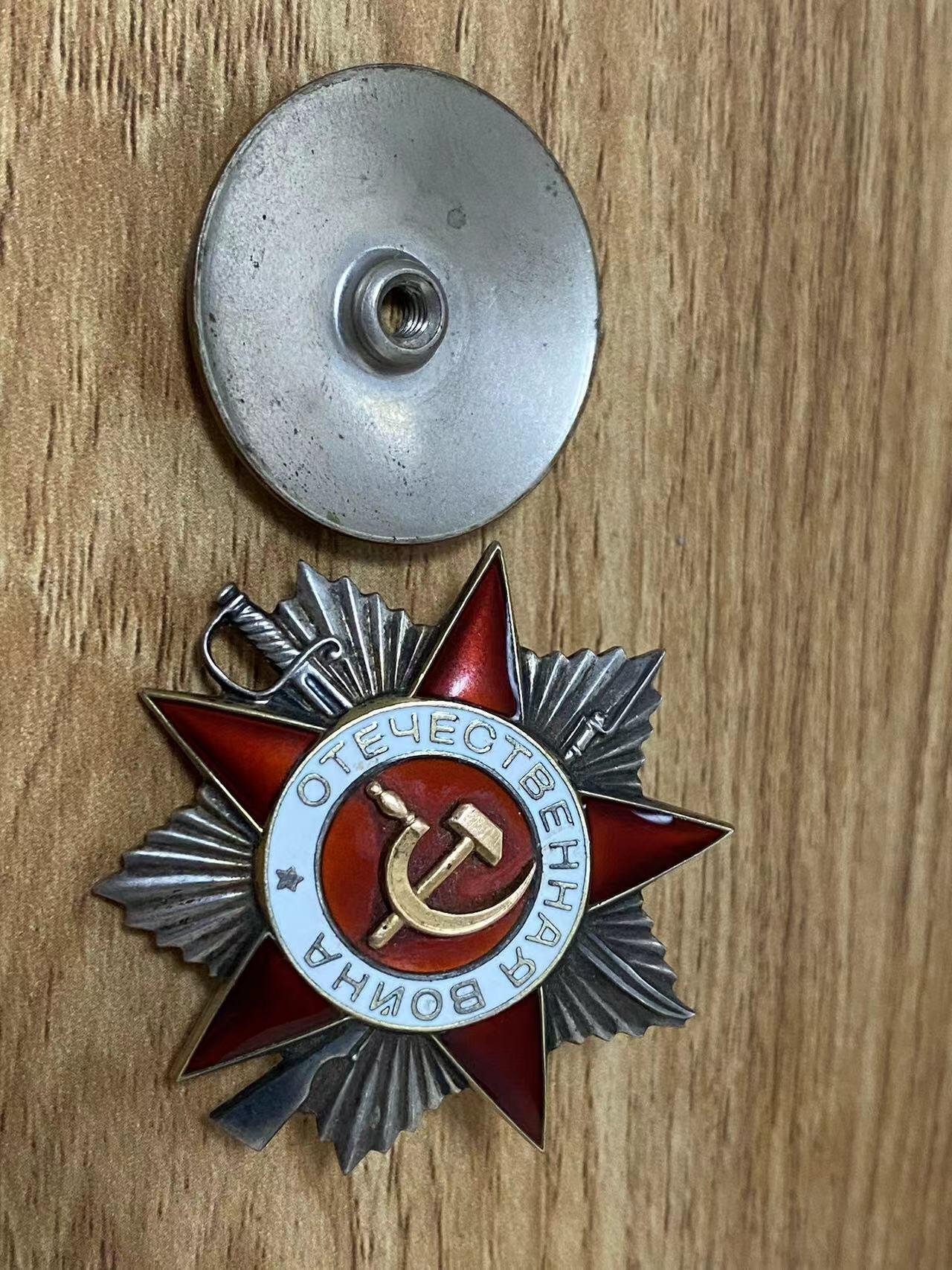 苏联勋章奖章5月8日晚上九点结束在麦稀奇 找不到的加我qq或者微信都是184277308备注苏章拍卖。最好加微信群每次都会通知还有提前可以一口价的 最近会持续拍卖一些东西。 苏联二级为国追授898191解放克里木战斗中火炮灭30后用冲锋抢又5 迫击炮连分队长Пономаренко Алексей Иванович  品相很好 没有磕碰登记卡没翻译里面写明了追授给父亲  奖励卡翻译了 可以查到名单在这场战斗后不久细绳 没有发到他的手上。