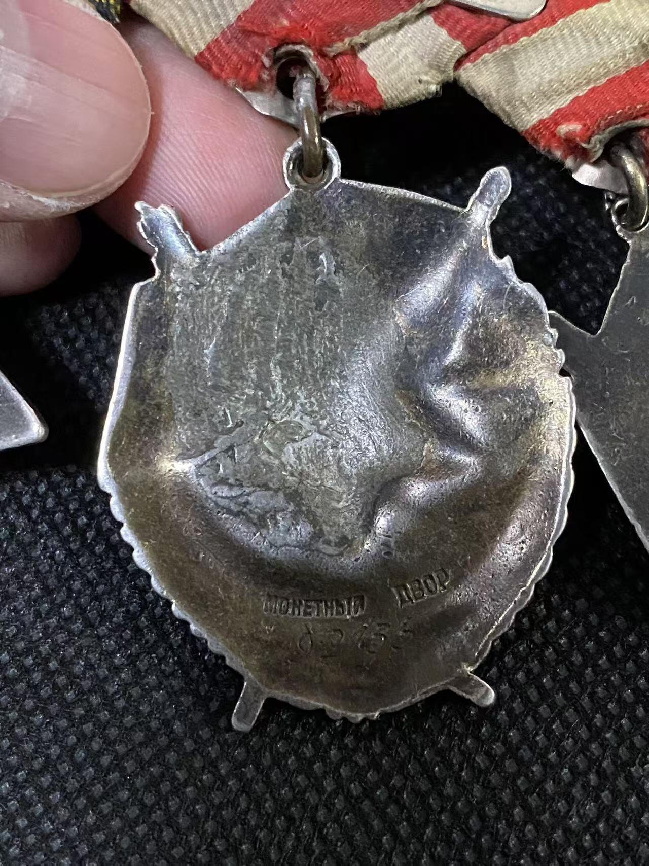 苏联勋章奖章5月8日晚上九点结束在麦稀奇 找不到的加我qq或者微信都是184277308备注苏章拍卖。最好加微信群每次都会通知还有提前可以一口价的 最近会持续拍卖一些东西。 苏联双二战红旗+三光联排 空中射手 伊尔2 苏联英雄称号转发红旗 Ежов Тимофей Васильевич  两个红旗都有一个角珐琅磕碰 和一些小蹭皮 三光下部珐琅左上角小磕碰 战功最好的主体三个章是这个联排，可惜红星和二级已经不知去向。详细的参考咸鱼介绍