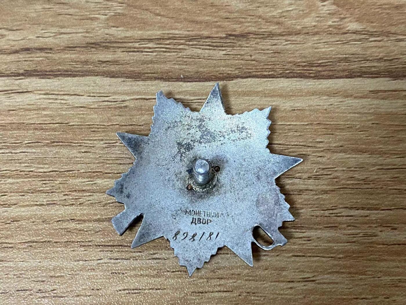 苏联勋章奖章5月8日晚上九点结束在麦稀奇 找不到的加我qq或者微信都是184277308备注苏章拍卖。最好加微信群每次都会通知还有提前可以一口价的 最近会持续拍卖一些东西。 苏联二级为国追授898191解放克里木战斗中火炮灭30后用冲锋抢又5 迫击炮连分队长Пономаренко Алексей Иванович  品相很好 没有磕碰登记卡没翻译里面写明了追授给父亲  奖励卡翻译了 可以查到名单在这场战斗后不久细绳 没有发到他的手上。