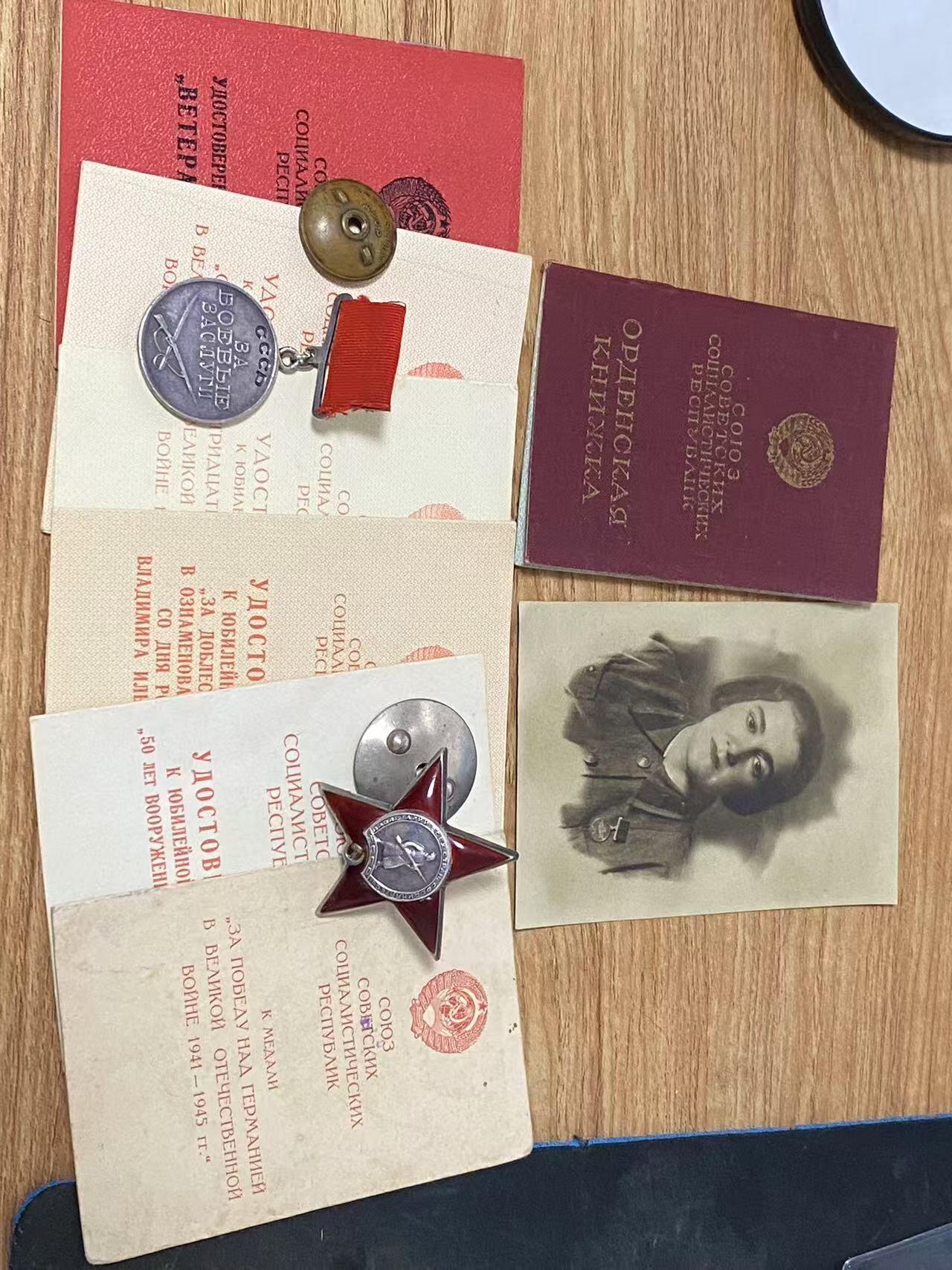 苏联勋章奖章5月8日晚上九点结束在麦稀奇 找不到的加我qq或者微信都是184277308备注苏章拍卖。最好加微信群每次都会通知还有提前可以一口价的 最近会持续拍卖一些东西。 苏联小挂战功红星野战医院战地女护士勋章套章 战功289136小挂版 未开环 珐琅损坏 上挂 盖子 全部原配 非常好  红星右下角顶部内测有磕碰 带证书 照片 其他证书有 战德，列宁百年，30胜利，40胜利，50建君，优秀劳动者等6本。非常好的一套 红星和战功都在 Шульга Ольга Петровна 284近卫野战移动医院外科护士长 战功为转移上千伤员，红星为炮火下为负伤的哥萨克君官做手术。