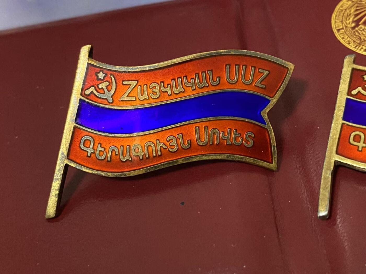 苏联勋章奖章5月8日晚上九点结束在麦稀奇 找不到的加我qq或者微信都是184277308备注苏章拍卖。最好加微信群每次都会通知还有提前可以一口价的 最近会持续拍卖一些东西。 最高苏维埃代表证 亚美尼亚 285号 双章一证 圆盘+别针 内附交通卡 证章齐全 章珐琅很好 没磕碰 轻微佩戴痕迹 第七届 获得者地位不低 有兴趣的可以查查资料！