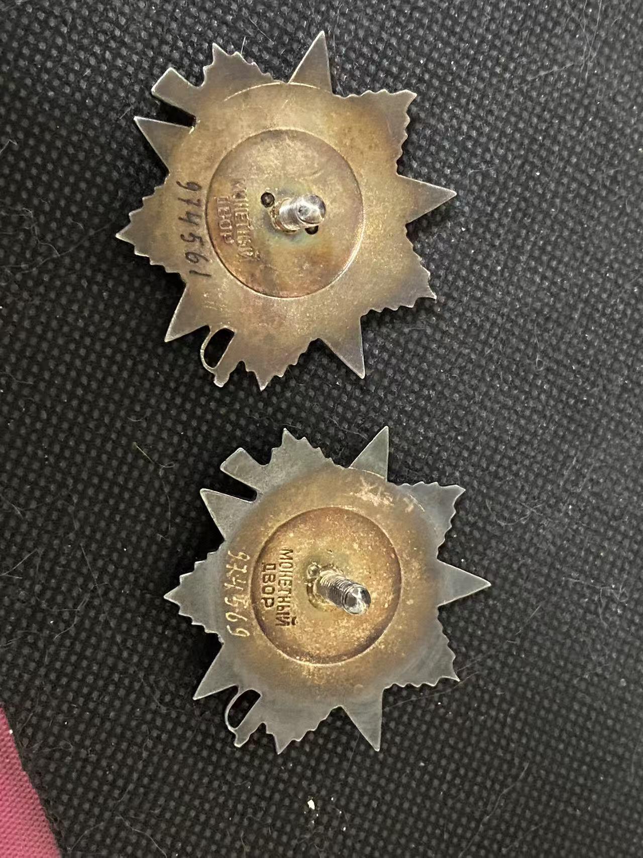 苏联勋章奖章5月8日晚上九点结束在麦稀奇 找不到的加我qq或者微信都是184277308备注苏章拍卖。最好加微信群每次都会通知还有提前可以一口价的 最近会持续拍卖一些东西。 苏联二级为国 43版 85年发 两枚 号码相近 仅差8个数 974561.974569 品相都非常好 都查了档案 974569  Степанова Екатерина Ивановна 女获得者 974561 Романцов семен Андреевич   两份档案都在 是85年的72号文件颁发 人民记忆网都有相应的记录。非常好的两枚43版本为国 最后的一批二级为国了算是