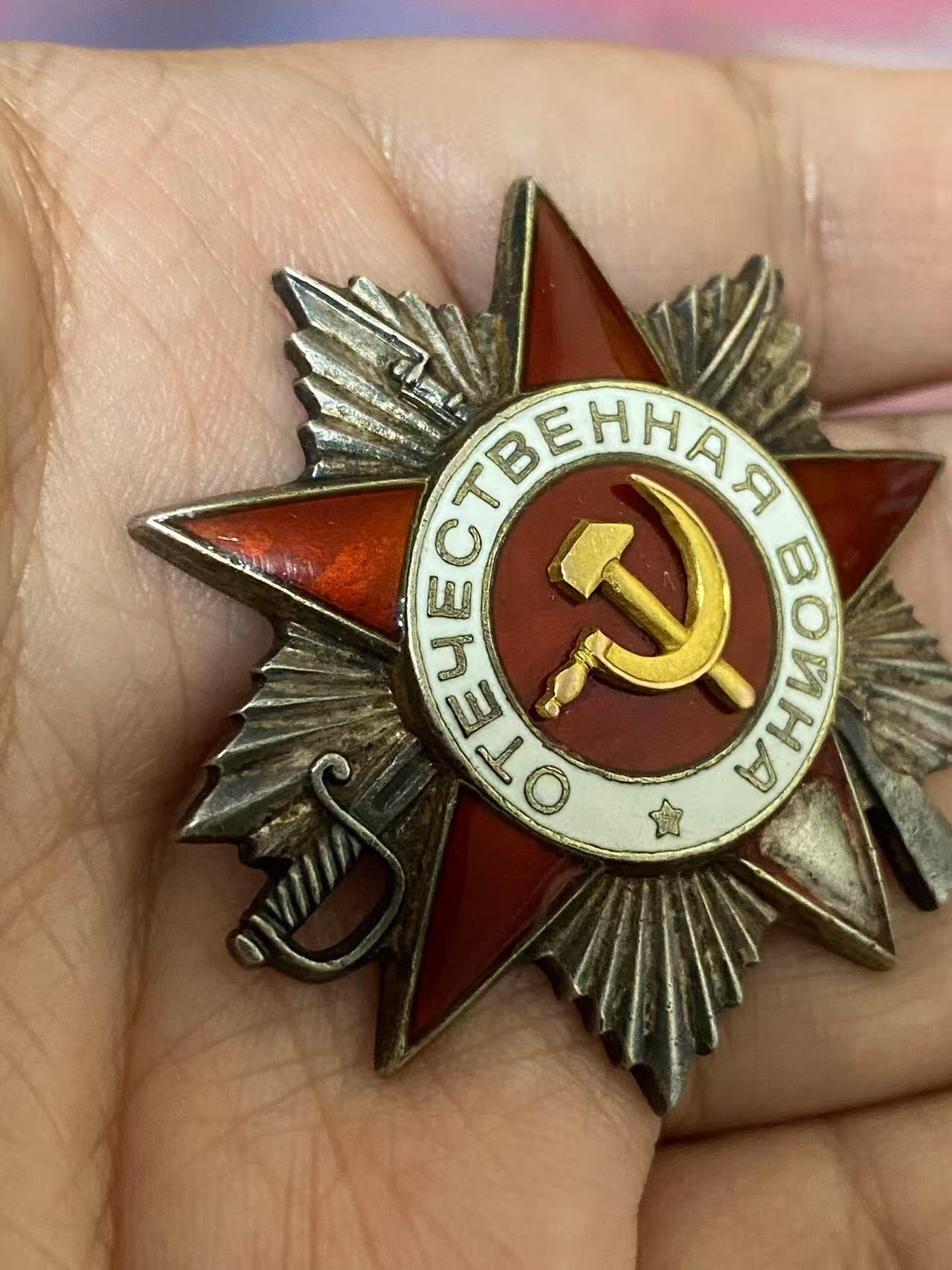 苏联勋章奖章5月8日晚上九点结束在麦稀奇 找不到的加我qq或者微信都是184277308备注苏章拍卖。最好加微信群每次都会通知还有提前可以一口价的 最近会持续拍卖一些东西。 苏联二级为国勋章 523097 坦克连连长 右下角珐琅磕碰 党徽原配无改动 版本非常好 Филатов Владимир Федорович 51独立坦克团连指挥员 44.6.24，突破了敌军第一和第二道战壕防线，深入2公里，消灭反坦克炮6门，掩体连同守军3个，机枪火力点7个，弹药库4座，敌军官兵约60人。 他本人消灭了1门反坦克炮、1个机枪火力点和敌军官兵约10人。