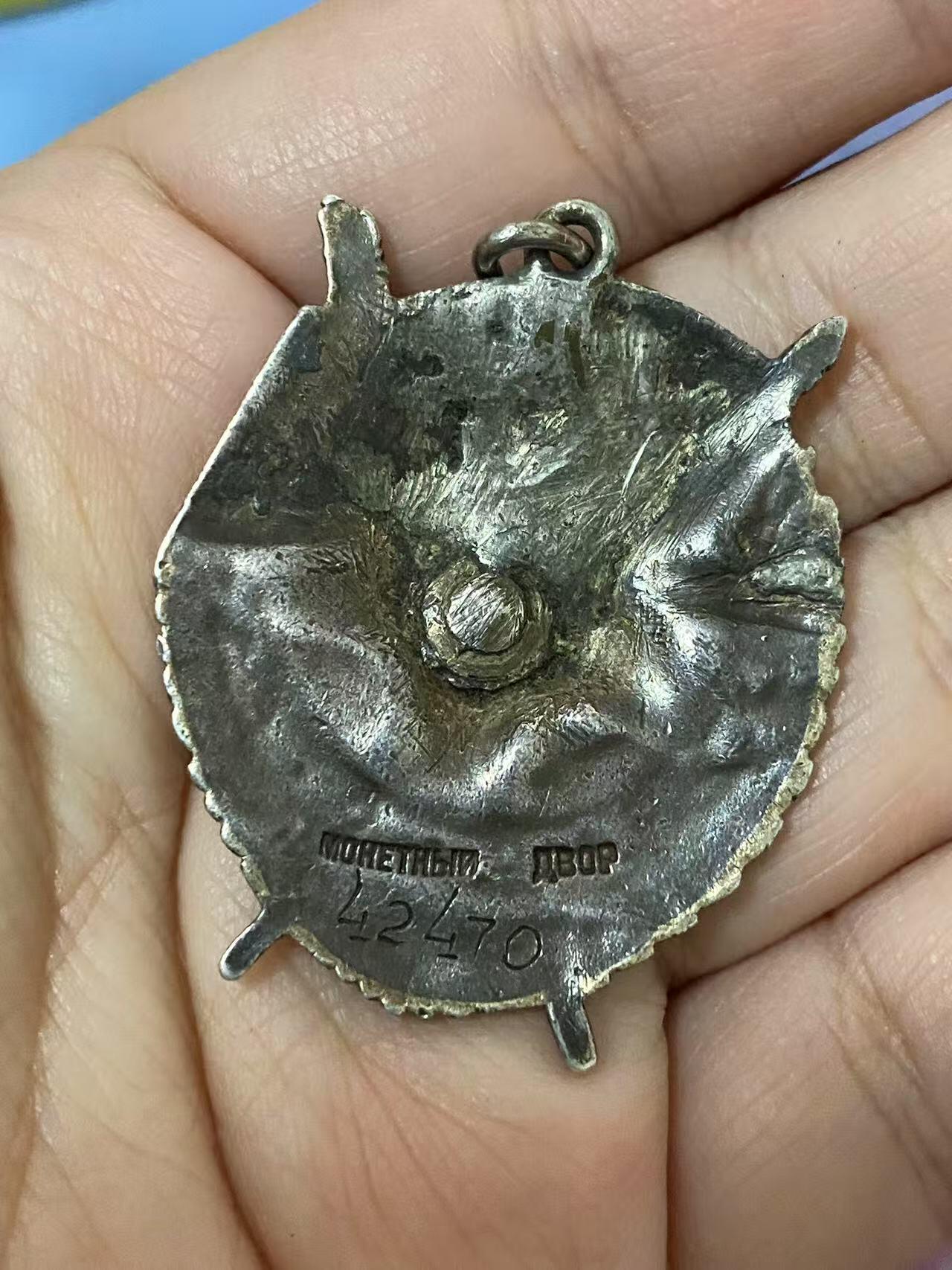 苏联勋章奖章5月8日晚上九点结束在麦稀奇 找不到的加我qq或者微信都是184277308备注苏章拍卖。最好加微信群每次都会通知还有提前可以一口价的 最近会持续拍卖一些东西。 苏联双红旗红星套章  北方舰队飞行员 Кукибный Виктор Андреевич  准王牌 击落4架 王牌飞行员网站有记录 带他的飞行员手套  得主非常帅气 红旗 42470 圆盘版 红旗 234430品相很好 有几处小瑕疵影响不大 红星3276042 服役获得 好品无磕碰 联排上还有战功奖章 保卫边界 和战德 飞行员手套保存的基本完整 