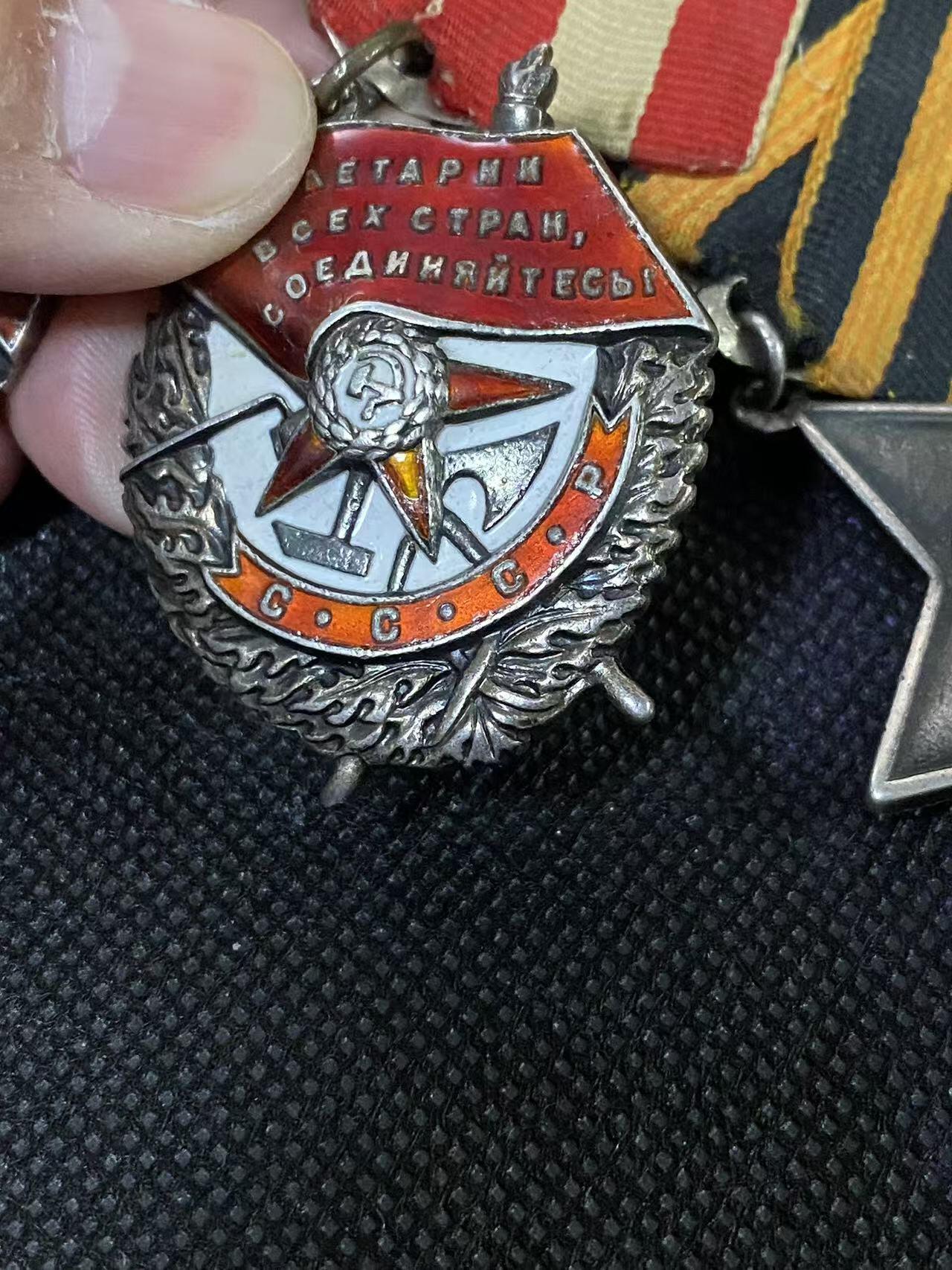 苏联勋章奖章5月8日晚上九点结束在麦稀奇 找不到的加我qq或者微信都是184277308备注苏章拍卖。最好加微信群每次都会通知还有提前可以一口价的 最近会持续拍卖一些东西。 苏联双二战红旗+三光联排 空中射手 伊尔2 苏联英雄称号转发红旗 Ежов Тимофей Васильевич  两个红旗都有一个角珐琅磕碰 和一些小蹭皮 三光下部珐琅左上角小磕碰 战功最好的主体三个章是这个联排，可惜红星和二级已经不知去向。详细的参考咸鱼介绍