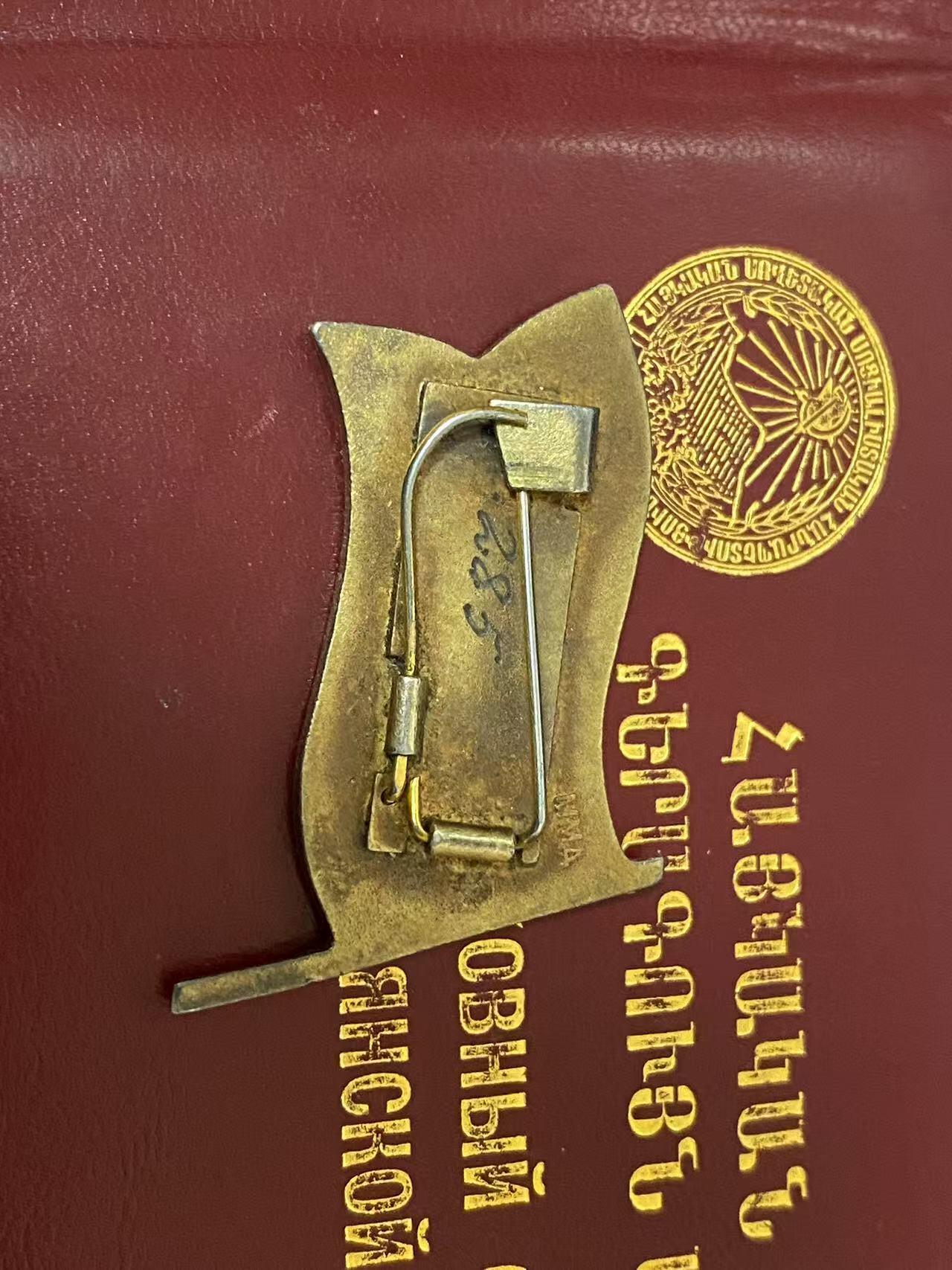 苏联勋章奖章5月8日晚上九点结束在麦稀奇 找不到的加我qq或者微信都是184277308备注苏章拍卖。最好加微信群每次都会通知还有提前可以一口价的 最近会持续拍卖一些东西。 最高苏维埃代表证 亚美尼亚 285号 双章一证 圆盘+别针 内附交通卡 证章齐全 章珐琅很好 没磕碰 轻微佩戴痕迹 第七届 获得者地位不低 有兴趣的可以查查资料！