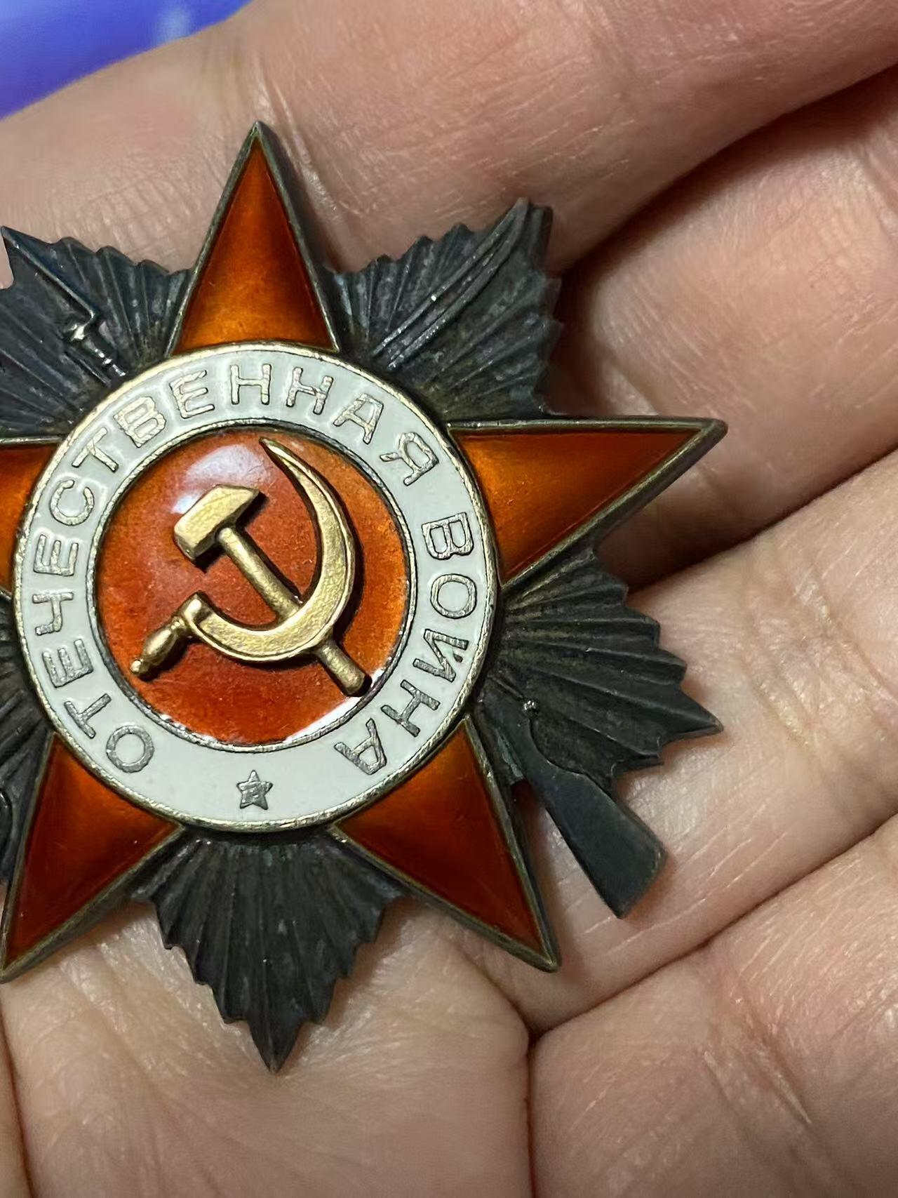 苏联勋章奖章5月8日晚上九点结束在麦稀奇 找不到的加我qq或者微信都是184277308备注苏章拍卖。最好加微信群每次都会通知还有提前可以一口价的 最近会持续拍卖一些东西。 苏联二战二级为国勋章 763493 领航员 给游击队送物资  好品无磕碰 佩戴痕迹都少见 极品品相 党徽原配 Толстов Юрий Федорович 民航120独立近卫因斯腾堡航空团分队领航员 非常少见  飞拉5和波2 负责为游击队送物资获得了勇敢奖章 获奖后 20次深入敌后侦察和运送特殊物资 33次保障白俄物资供应 故事很不错 非常少见的民航领航员二战事迹