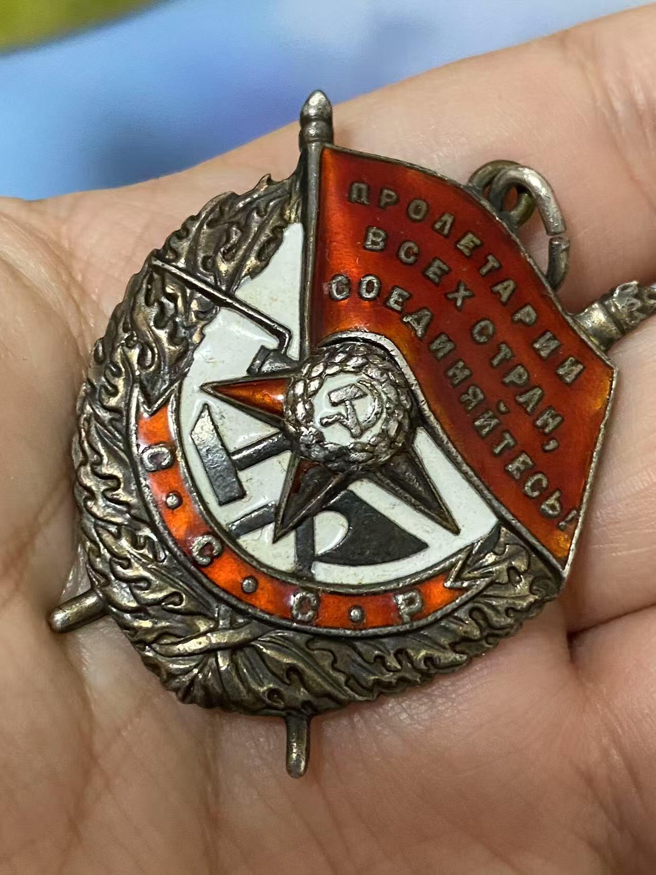 苏联勋章奖章5月8日晚上九点结束在麦稀奇 找不到的加我qq或者微信都是184277308备注苏章拍卖。最好加微信群每次都会通知还有提前可以一口价的 最近会持续拍卖一些东西。 苏联双红旗红星套章  北方舰队飞行员 Кукибный Виктор Андреевич  准王牌 击落4架 王牌飞行员网站有记录 带他的飞行员手套  得主非常帅气 红旗 42470 圆盘版 红旗 234430品相很好 有几处小瑕疵影响不大 红星3276042 服役获得 好品无磕碰 联排上还有战功奖章 保卫边界 和战德 飞行员手套保存的基本完整 