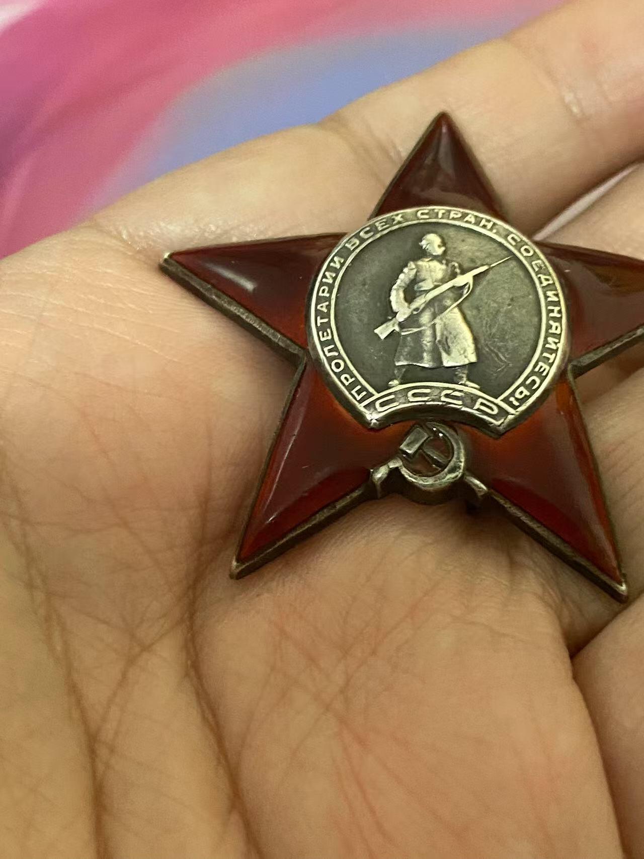 苏联勋章奖章5月8日晚上九点结束在麦稀奇 找不到的加我qq或者微信都是184277308备注苏章拍卖。最好加微信群每次都会通知还有提前可以一口价的 最近会持续拍卖一些东西。 苏联套章烟幕掩护重型坦克Литюк Александр Степанович 化学辅导员 三级光荣勋章 491900珐琅完整有些小瑕疵原环未开勇敢奖章 2492291 珐琅完整 原环未开勇敢奖章 811329 六位数珐琅完整  原环未开 列宁格勒 ，战德奖章，战功奖章 珐琅完整 原环未开 联排为铜质 红星勋章317885 珐琅好品无磕碰 佩戴痕迹 。