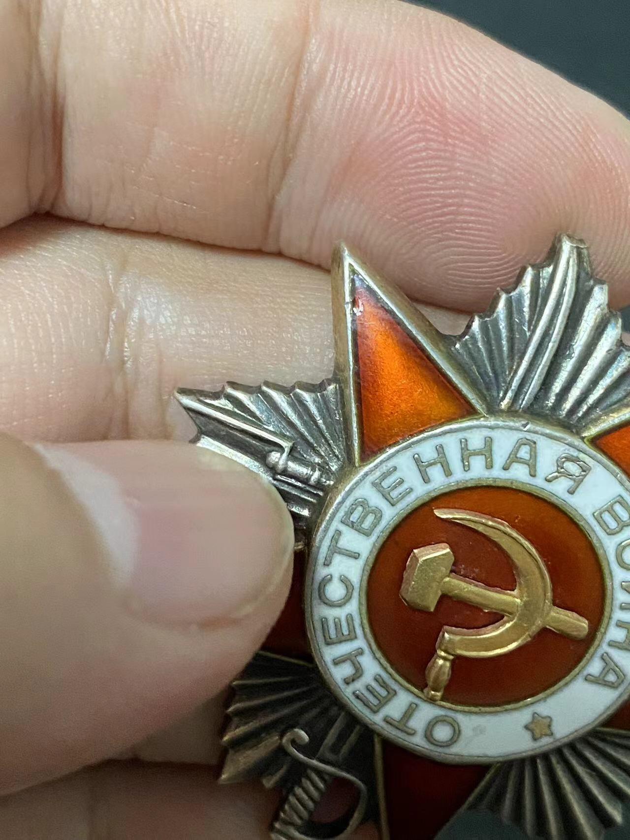 苏联勋章奖章5月8日晚上九点结束在麦稀奇 找不到的加我qq或者微信都是184277308备注苏章拍卖。最好加微信群每次都会通知还有提前可以一口价的 最近会持续拍卖一些东西。 苏联二战二级为国勋章 687777 超级好号码 左角上边缘右边和顶角左边缘上部有两处小脱皮 正面看不出来  获得者Рак Е. Н.为稀有的МГБ（MGB）锅按部君官 奖励卡查不到只有序列 应该未解密 