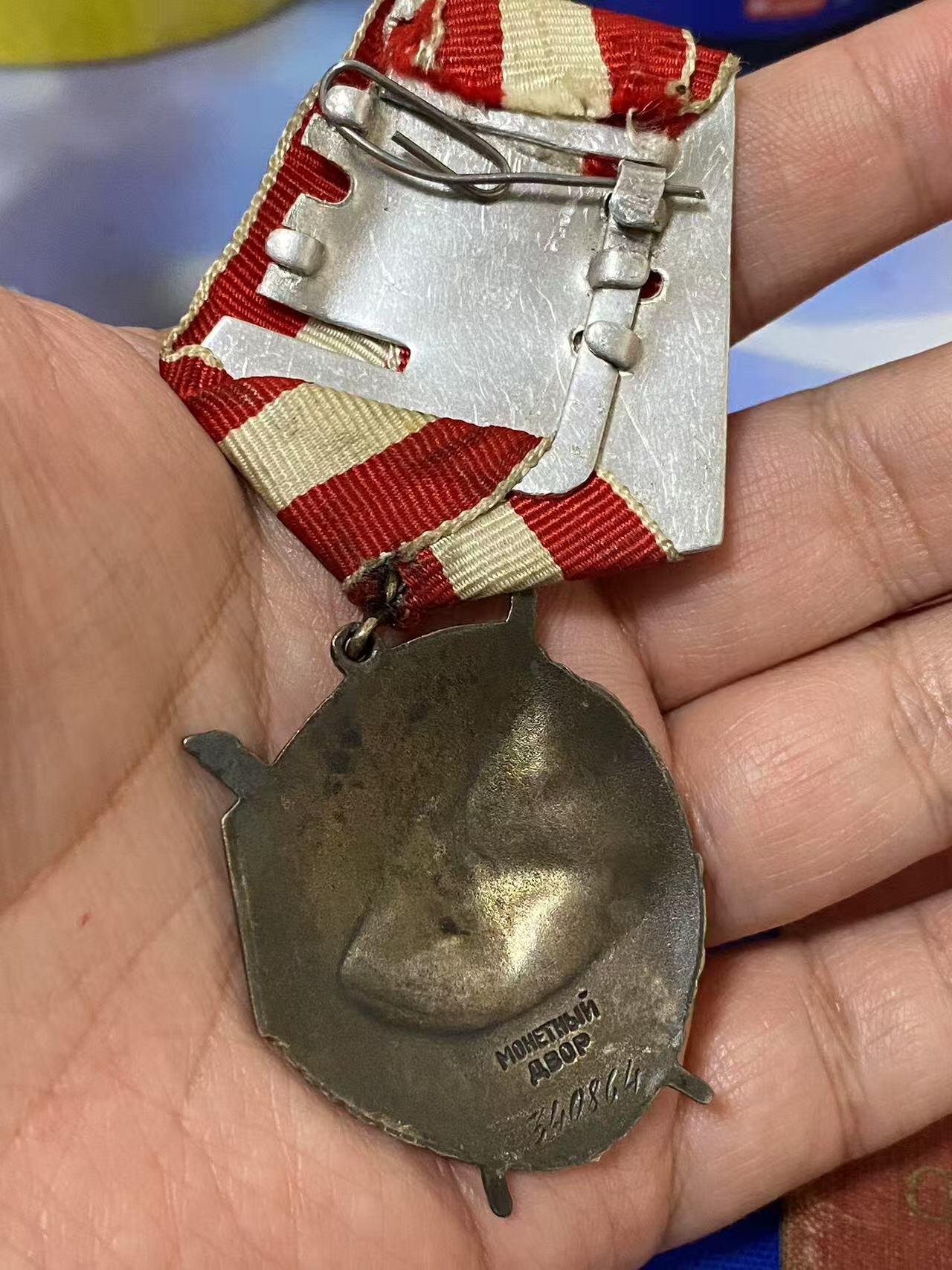 苏联勋章奖章5月8日晚上九点结束在麦稀奇 找不到的加我qq或者微信都是184277308备注苏章拍卖。最好加微信群每次都会通知还有提前可以一口价的 最近会持续拍卖一些东西。 苏联红旗双红星勋章套章  军医 Коршунов Иван Федорович 少校 其中一个红星为对日作战获得  红旗 340864 服役获得 好品 无磕碰 开环 挂板是摘的联排的 。红星 876196 早期服役获得 好品无磕碰 佩戴痕迹都不多 。红星1512665 左下角顶部 小下次 正面看不出来 