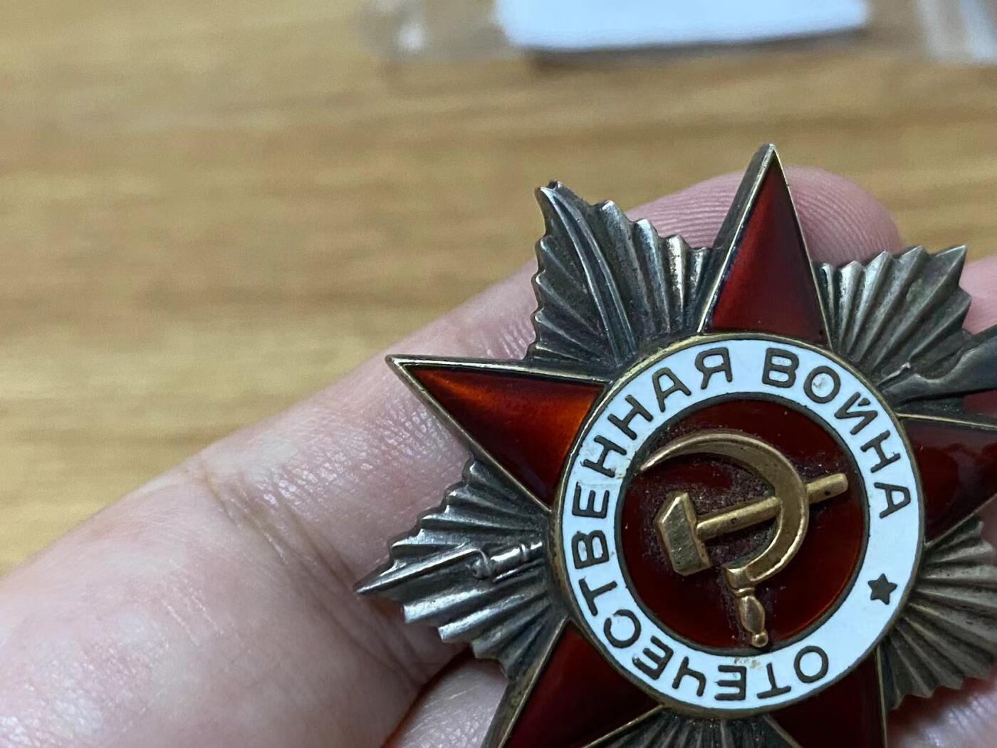 苏联勋章奖章5月8日晚上九点结束在麦稀奇 找不到的加我qq或者微信都是184277308备注苏章拍卖。最好加微信群每次都会通知还有提前可以一口价的 最近会持续拍卖一些东西。 苏联二级为国追授898191解放克里木战斗中火炮灭30后用冲锋抢又5 迫击炮连分队长Пономаренко Алексей Иванович  品相很好 没有磕碰登记卡没翻译里面写明了追授给父亲  奖励卡翻译了 可以查到名单在这场战斗后不久细绳 没有发到他的手上。