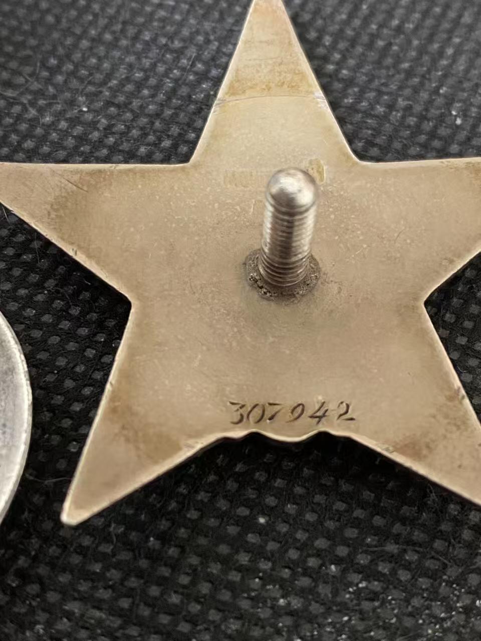 苏联勋章奖章5月8日晚上九点结束在麦稀奇 找不到的加我qq或者微信都是184277308备注苏章拍卖。最好加微信群每次都会通知还有提前可以一口价的 最近会持续拍卖一些东西。 苏联二战红星勋章 307942 原配银盖子 党徽左上有一处小掉皮 其他还好 轻微佩戴 Азаров Сергей Васильевич 大尉营长 87近卫红旗步兵团3营指挥员，他依然带领自己的营，实施了巧妙的分队机动，能够占领斯列普齐村和支撑点帕夫利诺沃站。 非常好的营长指挥战斗获得红星。