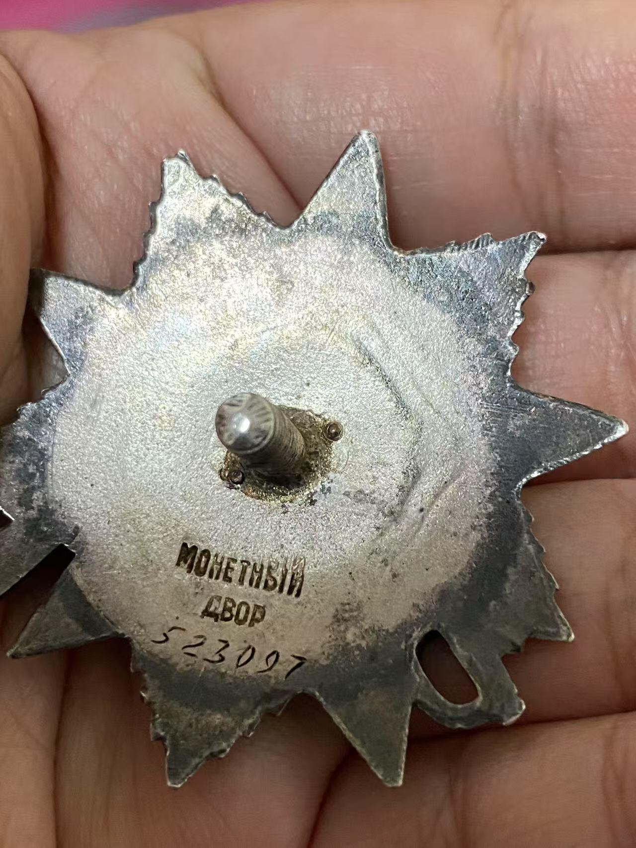 苏联勋章奖章5月8日晚上九点结束在麦稀奇 找不到的加我qq或者微信都是184277308备注苏章拍卖。最好加微信群每次都会通知还有提前可以一口价的 最近会持续拍卖一些东西。 苏联二级为国勋章 523097 坦克连连长 右下角珐琅磕碰 党徽原配无改动 版本非常好 Филатов Владимир Федорович 51独立坦克团连指挥员 44.6.24，突破了敌军第一和第二道战壕防线，深入2公里，消灭反坦克炮6门，掩体连同守军3个，机枪火力点7个，弹药库4座，敌军官兵约60人。 他本人消灭了1门反坦克炮、1个机枪火力点和敌军官兵约10人。